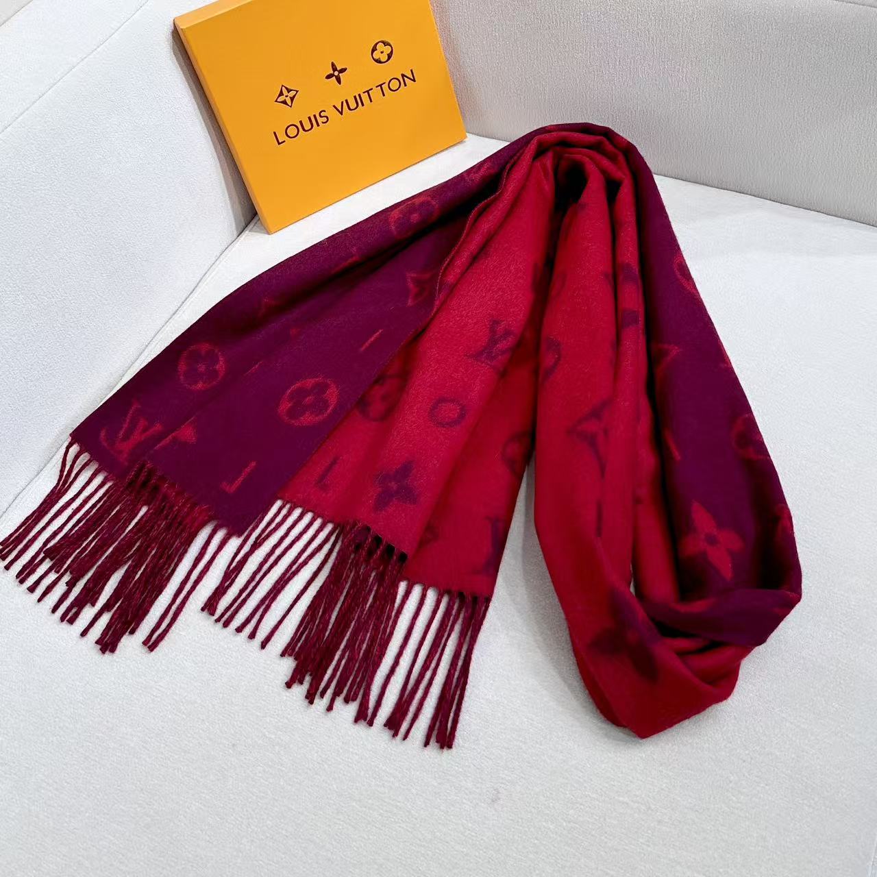 路易威登经典围巾以Vivienne Reykjavik 2.0 版本迎接马年新春。 Monogram 图