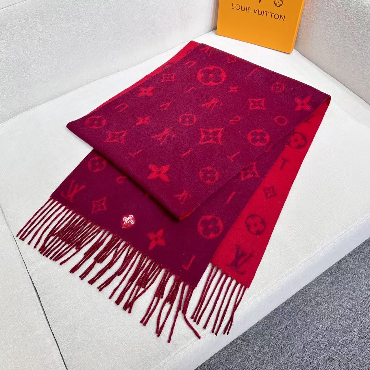 路易威登经典围巾以Vivienne Reykjavik 2.0 版本迎接马年新春。 Monogram 图