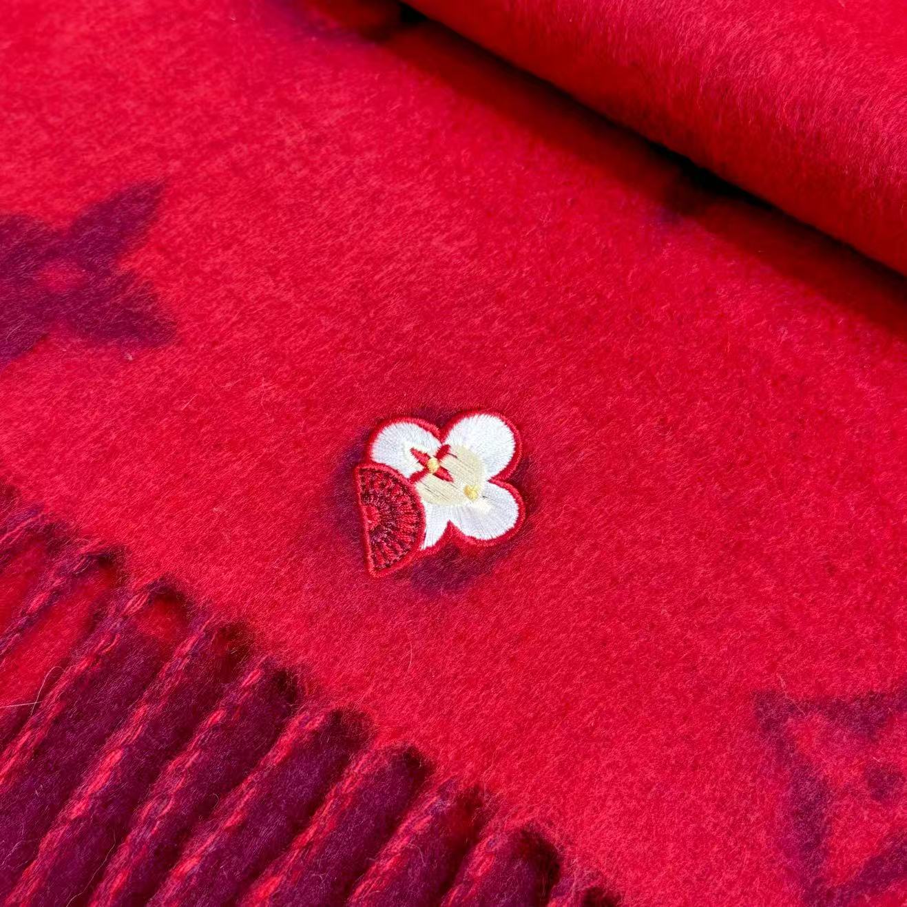 路易威登经典围巾以Vivienne Reykjavik 2.0 版本迎接马年新春。 Monogram 图