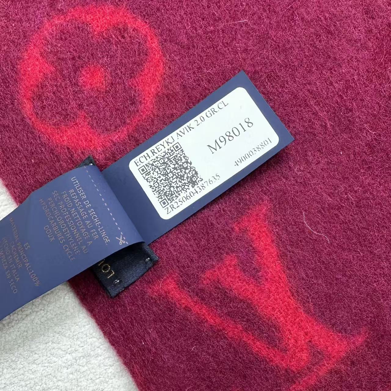 路易威登经典围巾以Vivienne Reykjavik 2.0 版本迎接马年新春。 Monogram 图