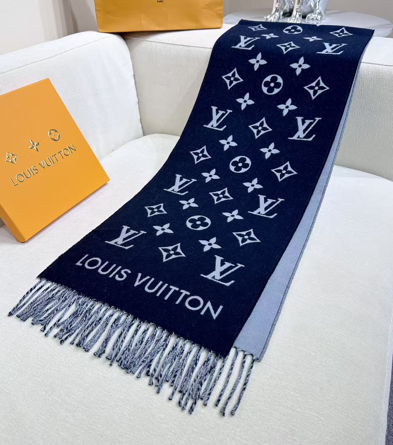 路易威登经典围巾以Vivienne Reykjavik 2.0 版本迎接马年新春。 Monogram 图