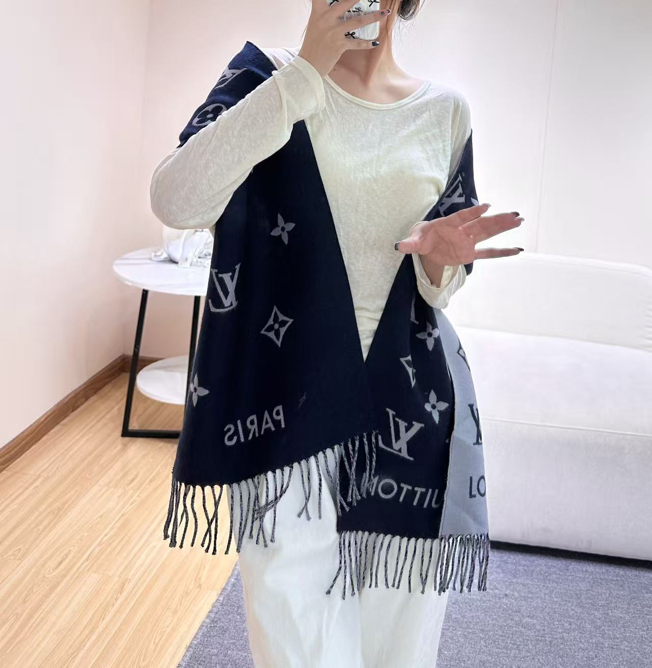 路易威登经典围巾以Vivienne Reykjavik 2.0 版本迎接马年新春。 Monogram 图