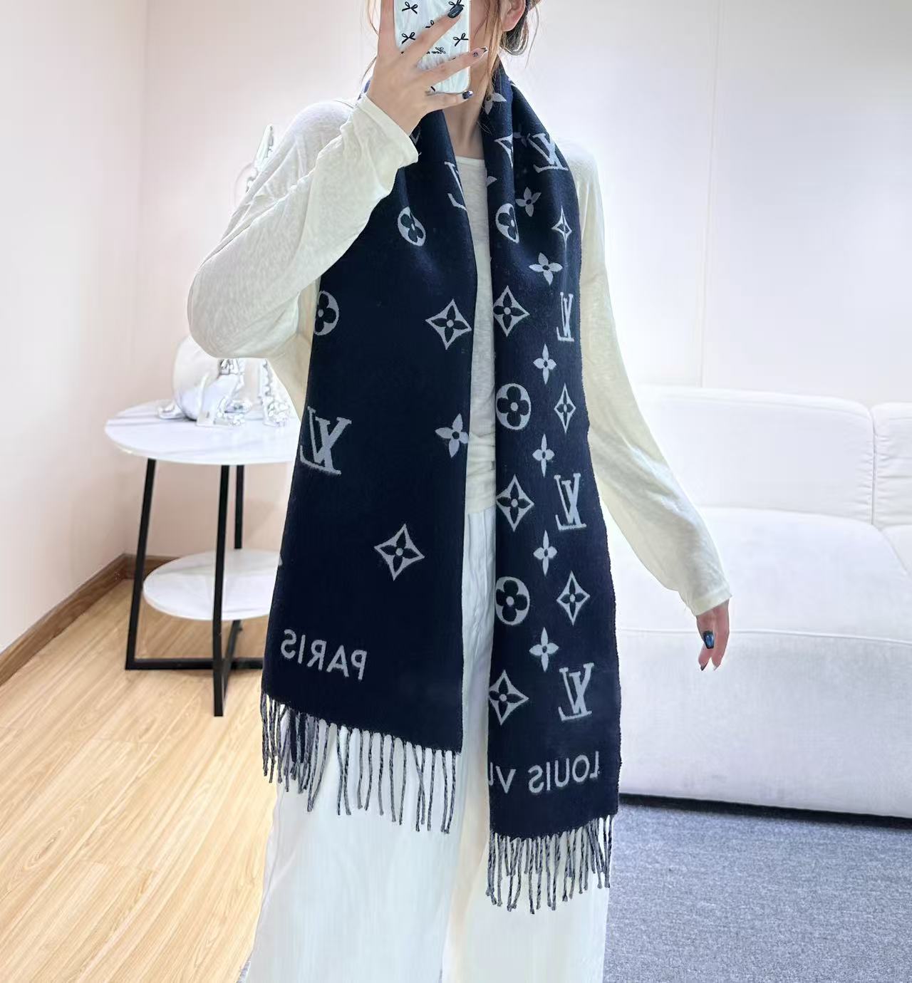 路易威登经典围巾以Vivienne Reykjavik 2.0 版本迎接马年新春。 Monogram 图