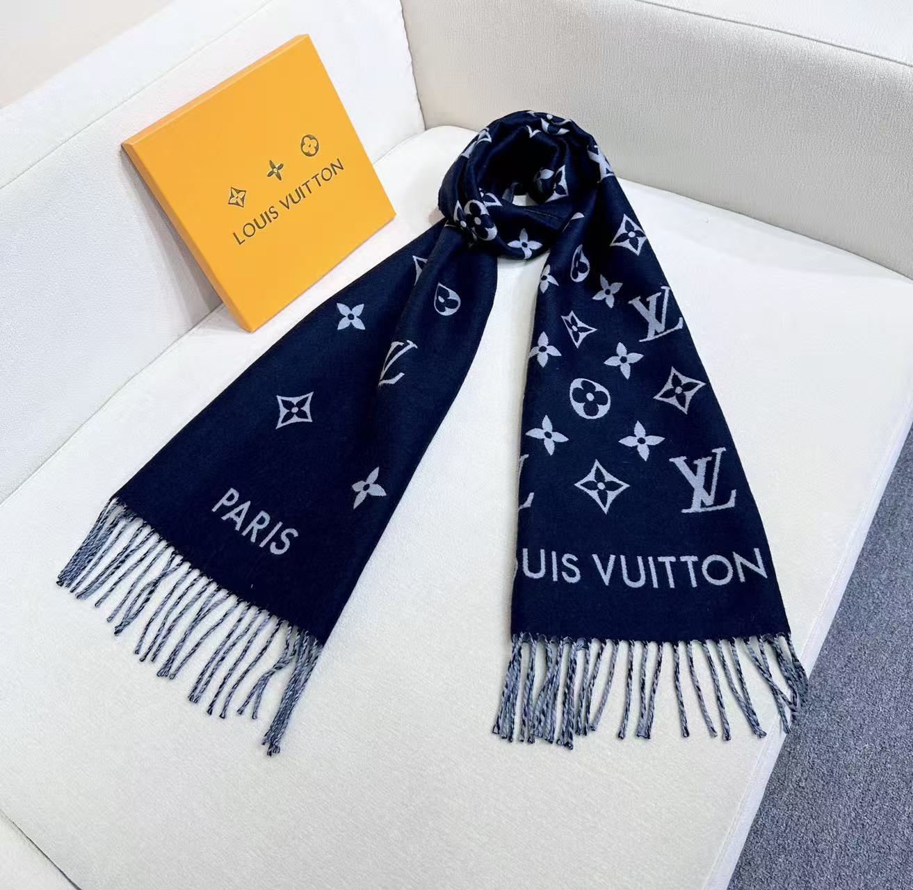 路易威登经典围巾以Vivienne Reykjavik 2.0 版本迎接马年新春。 Monogram 图