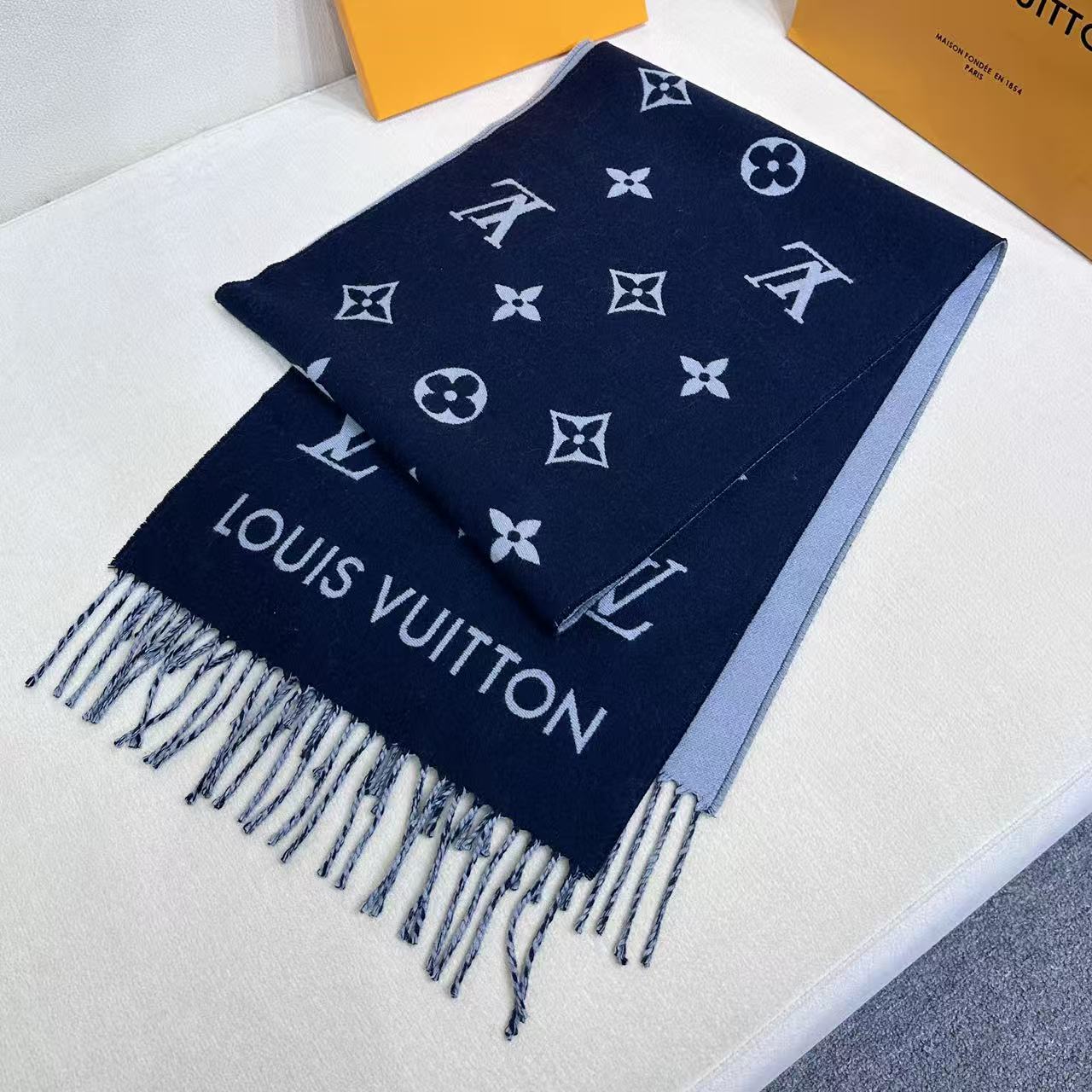 路易威登经典围巾以Vivienne Reykjavik 2.0 版本迎接马年新春。 Monogram 图