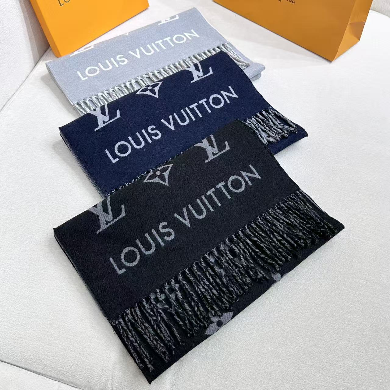 路易威登经典围巾以Vivienne Reykjavik 2.0 版本迎接马年新春。 Monogram 图