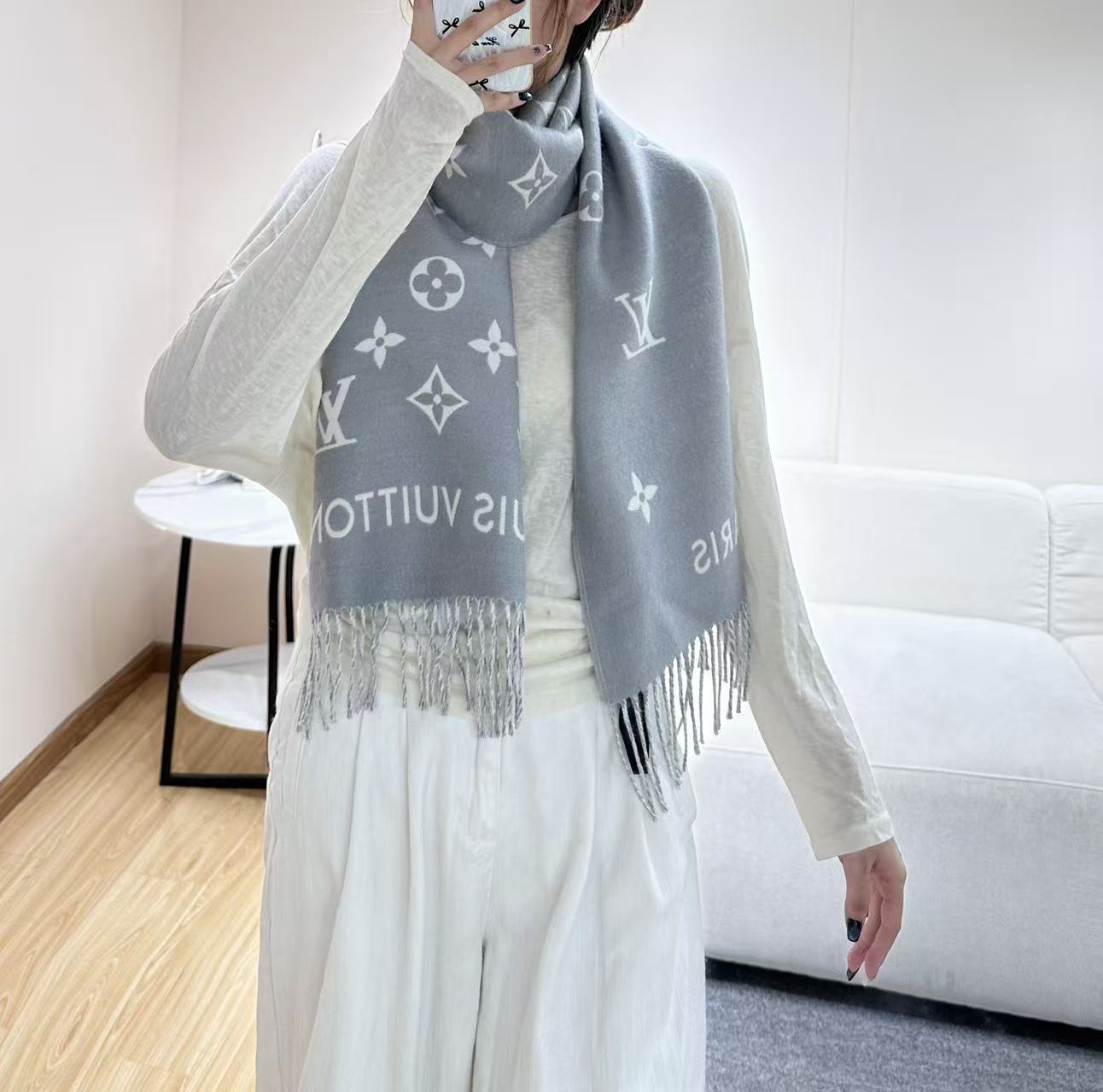 路易威登经典围巾以Vivienne Reykjavik 2.0 版本迎接马年新春。 Monogram 图