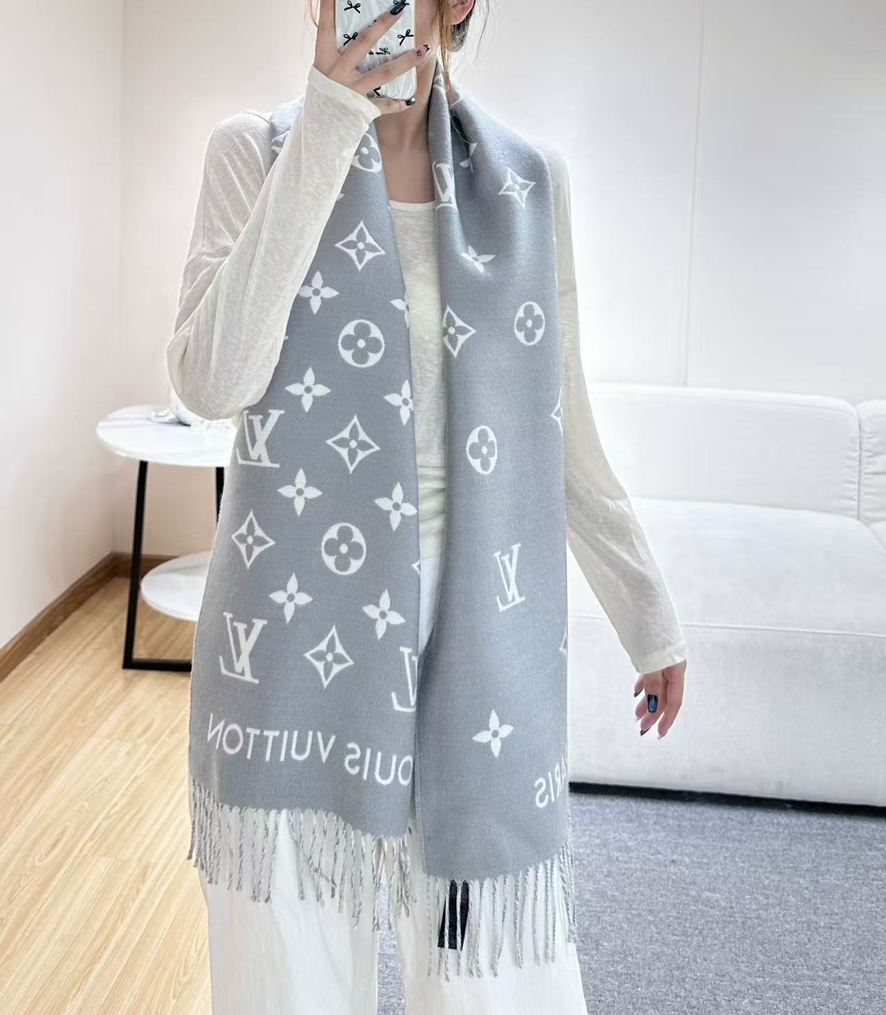 路易威登经典围巾以Vivienne Reykjavik 2.0 版本迎接马年新春。 Monogram 图