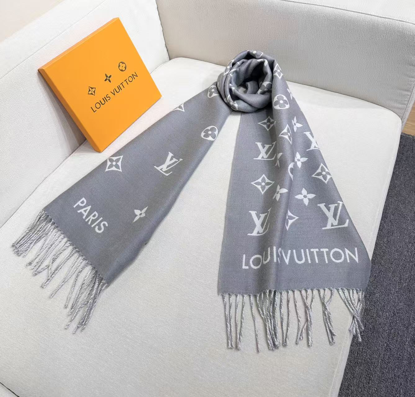 路易威登经典围巾以Vivienne Reykjavik 2.0 版本迎接马年新春。 Monogram 图