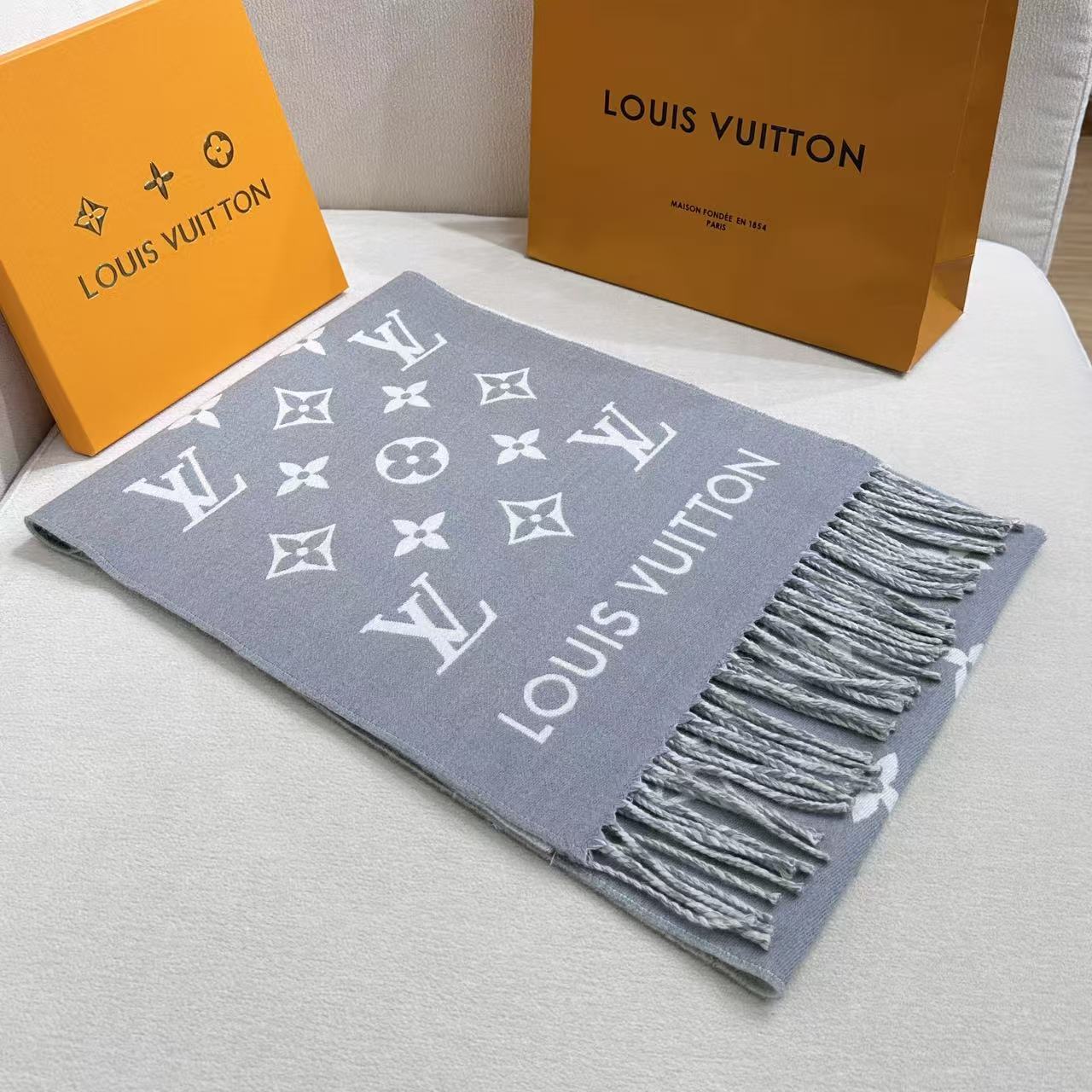 路易威登经典围巾以Vivienne Reykjavik 2.0 版本迎接马年新春。 Monogram 图