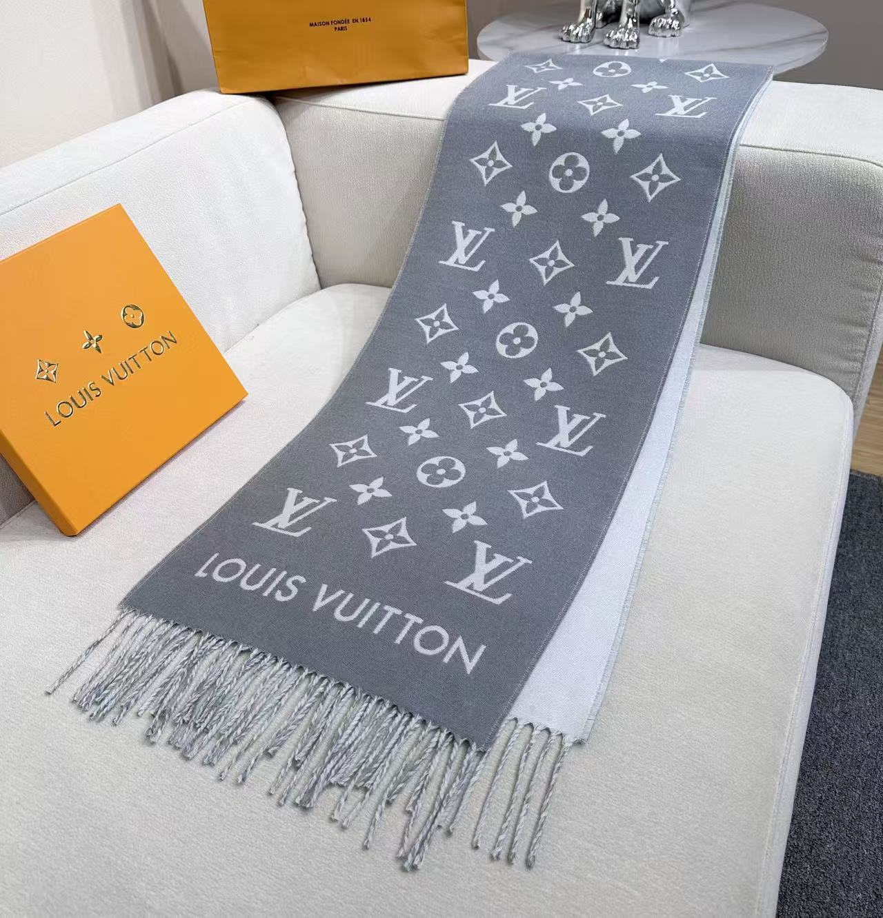 路易威登经典围巾以Vivienne Reykjavik 2.0 版本迎接马年新春。 Monogram 图