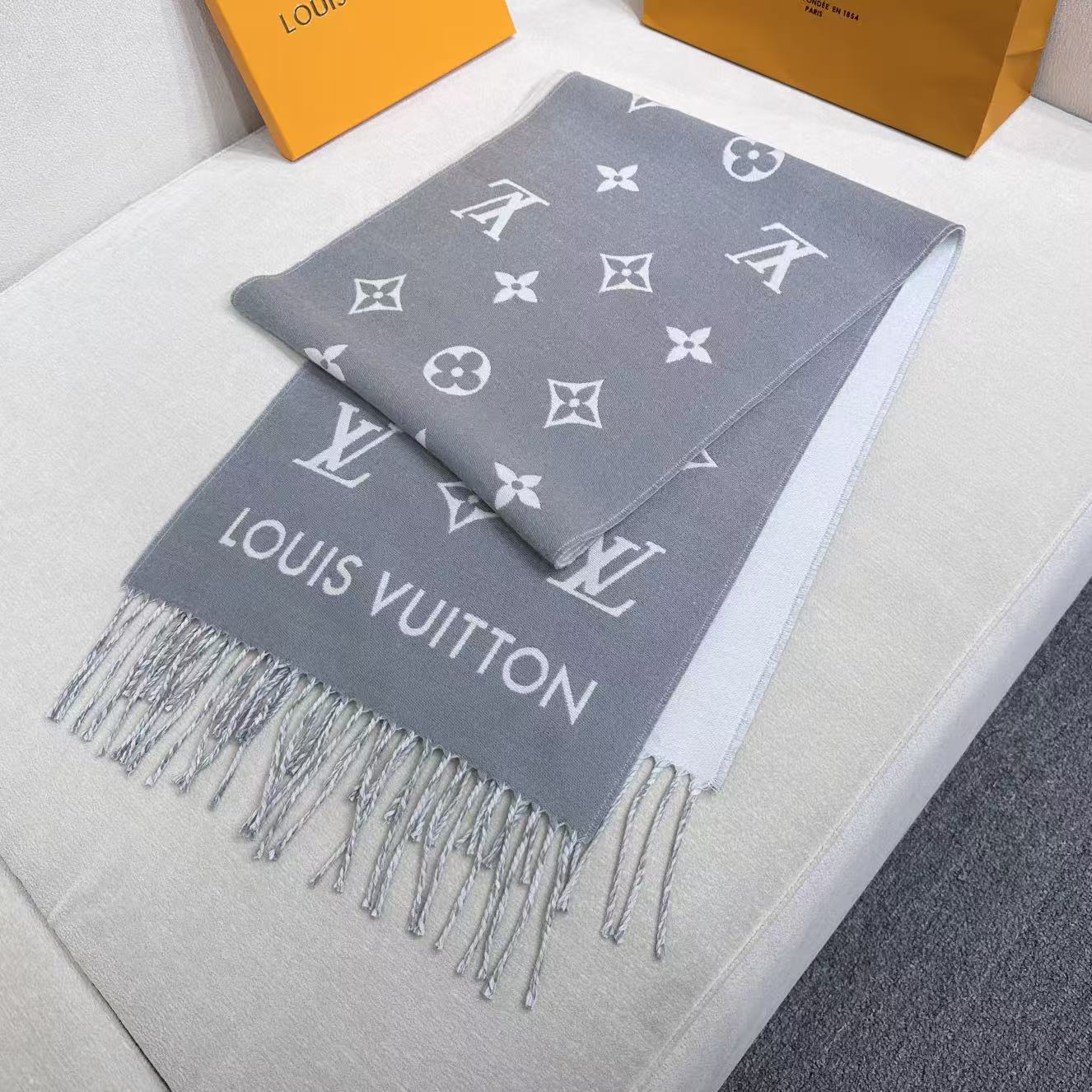 路易威登经典围巾以Vivienne Reykjavik 2.0 版本迎接马年新春。 Monogram 图