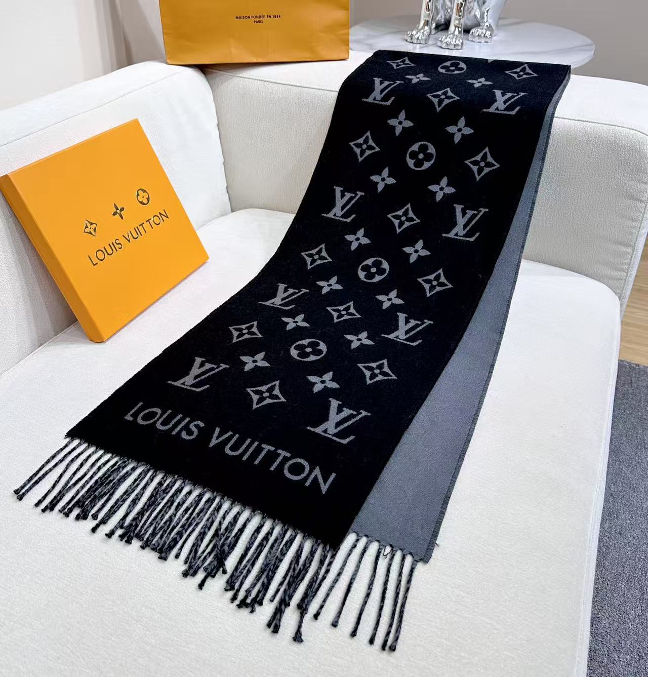 路易威登经典围巾以Vivienne Reykjavik 2.0 版本迎接马年新春。 Monogram 图