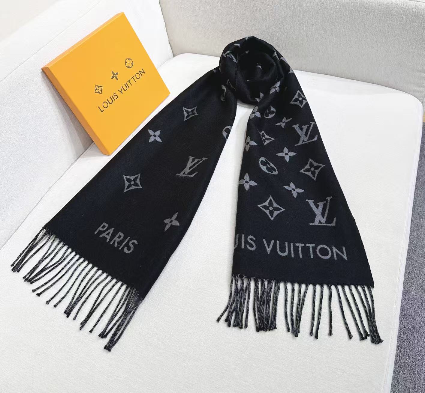 路易威登经典围巾以Vivienne Reykjavik 2.0 版本迎接马年新春。 Monogram 图