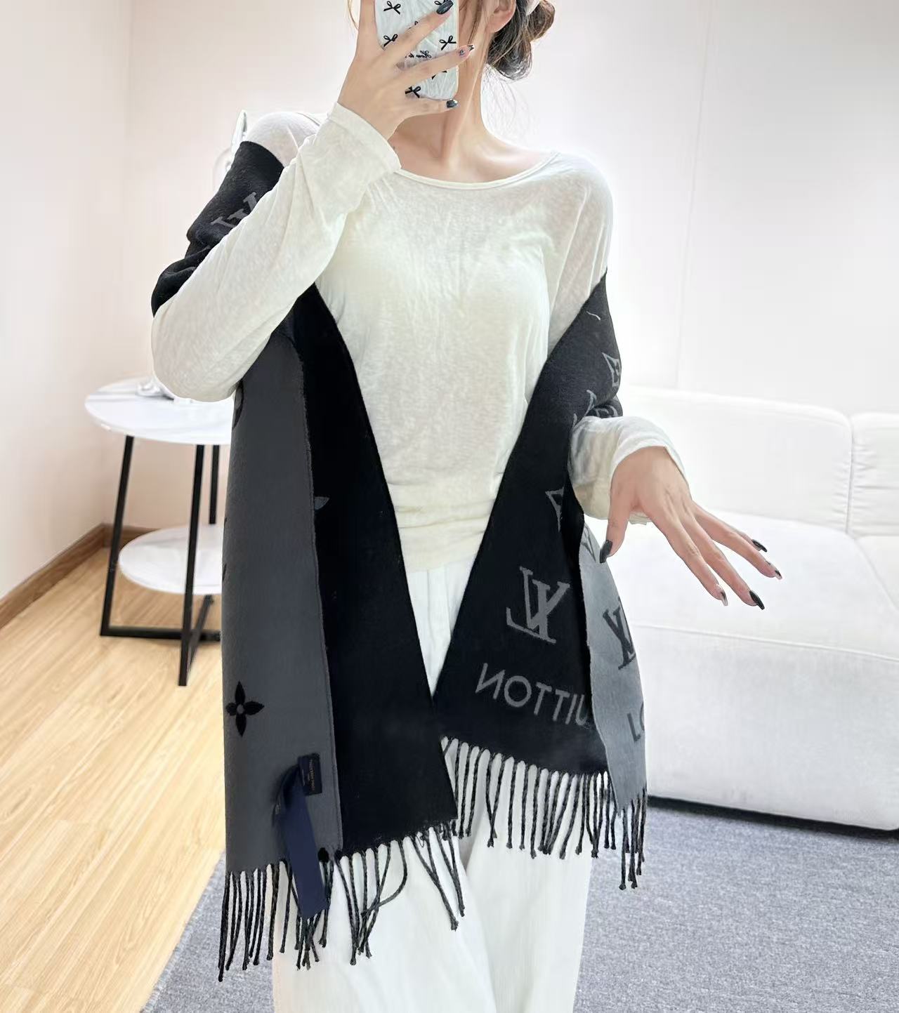 路易威登经典围巾以Vivienne Reykjavik 2.0 版本迎接马年新春。 Monogram 图