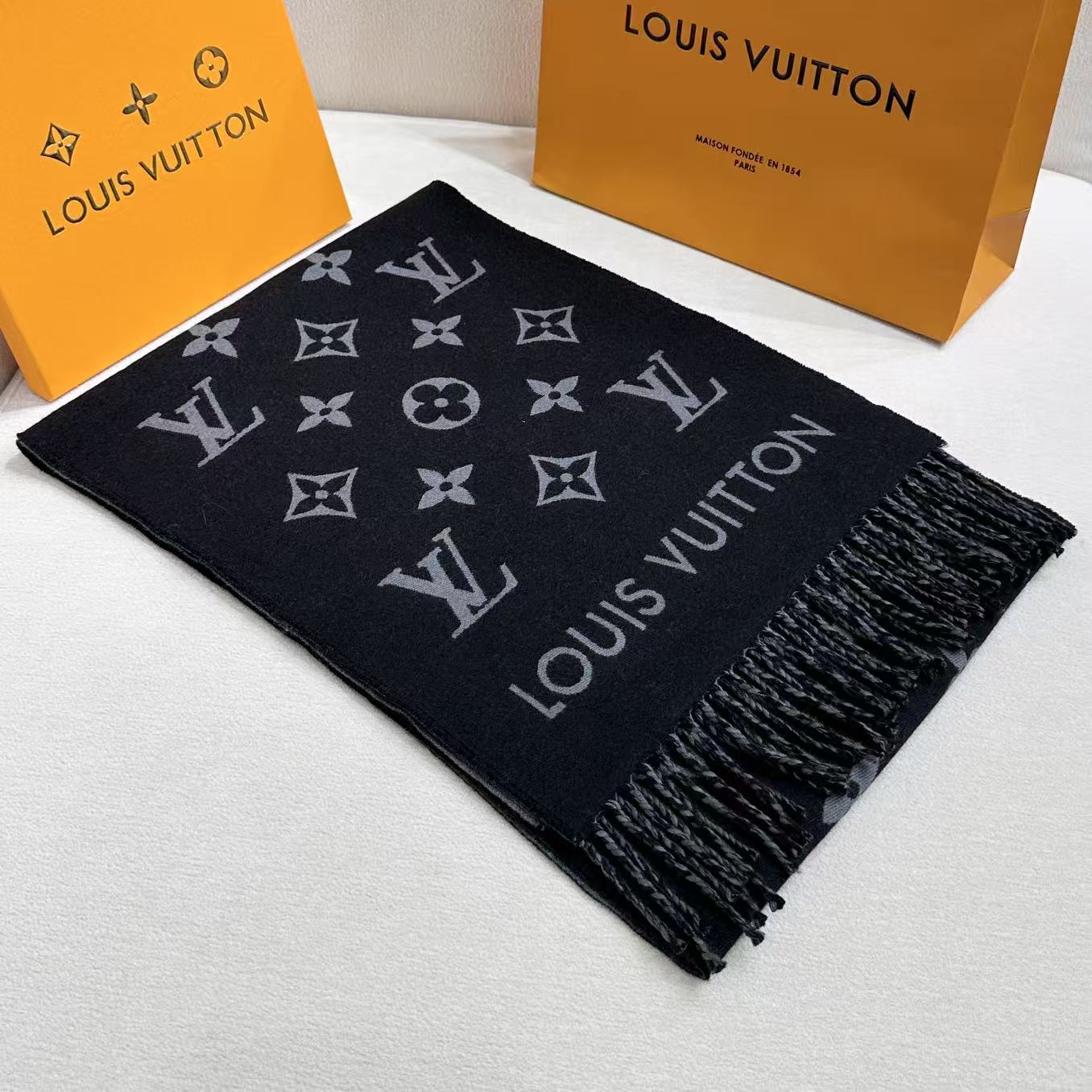 路易威登经典围巾以Vivienne Reykjavik 2.0 版本迎接马年新春。 Monogram 图