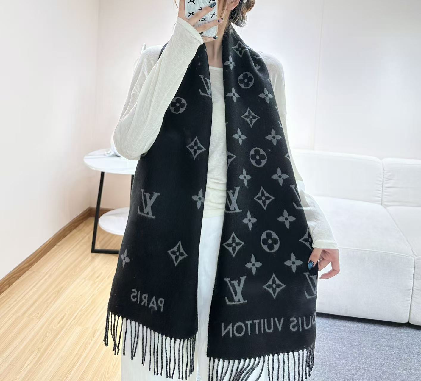 NO:729010,Louis Vuitton's classic scarf welcomes the New Year of the Horse with the Vivienne Reykjavik 2.0 version. The Monogram pattern is reinterpreted on rich cashmere fabric, embellished with a single letter of the brand name, renewing the classic with a modern style. The elongated design is suitable for wrapping around the neck and can also be used as a balaclava. 220 x 40 cm (excluding tassels), cashmere Monogram pattern tassel trim high version scarf, high version scarf, louis  vuitton,hats19860909路易威登经典围巾以Vivienne Reykjavik 2.0 版本迎接马年新春. Monogram 图案在丰盈山羊绒面料之上得以焕新演绎,其间点缀品牌名称的单一字母,以摩登风姿焕新经典.加长设计适宜环绕颈部,亦可用作巴拉克拉法帽. 220 x40厘米（不含流苏）, 山羊绒 Monogram 图案 流苏饰边高版本围巾,高版本围巾,louis vuitton,hats,scarf
