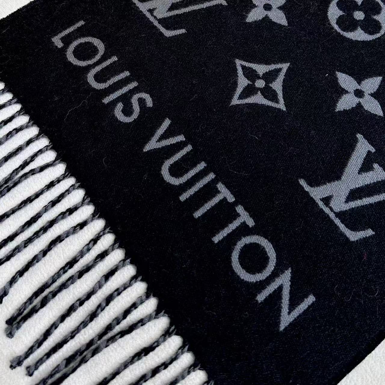 路易威登经典围巾以Vivienne Reykjavik 2.0 版本迎接马年新春。 Monogram 图