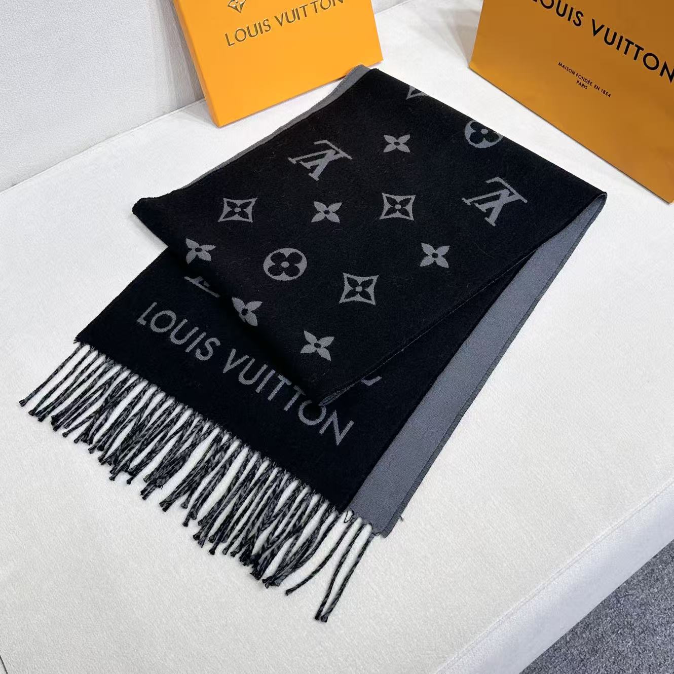 路易威登经典围巾以Vivienne Reykjavik 2.0 版本迎接马年新春。 Monogram 图