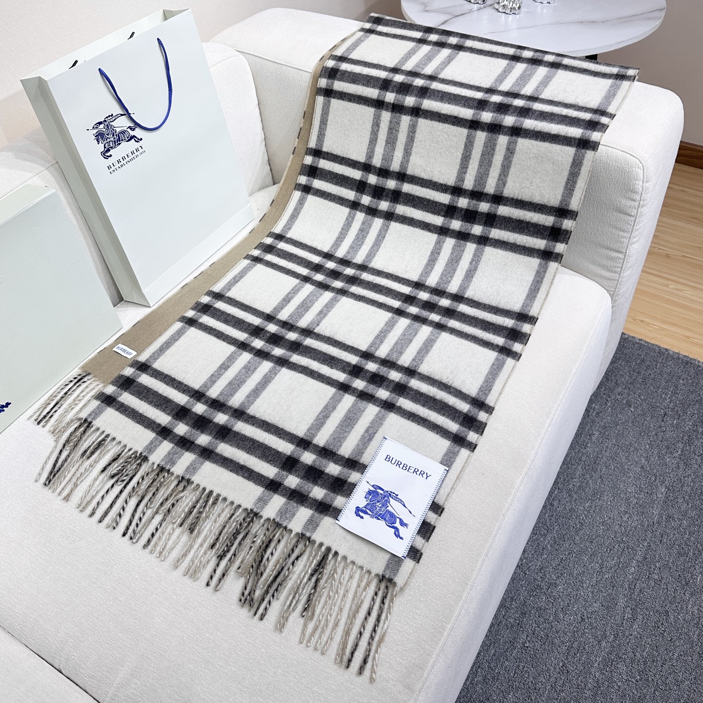 ❤️上新！易梦玲同款Bur新款双面两用格纹羊绒围巾，绝对是冬日里封神的一款，男女同款，配情侣款也是绝绝子