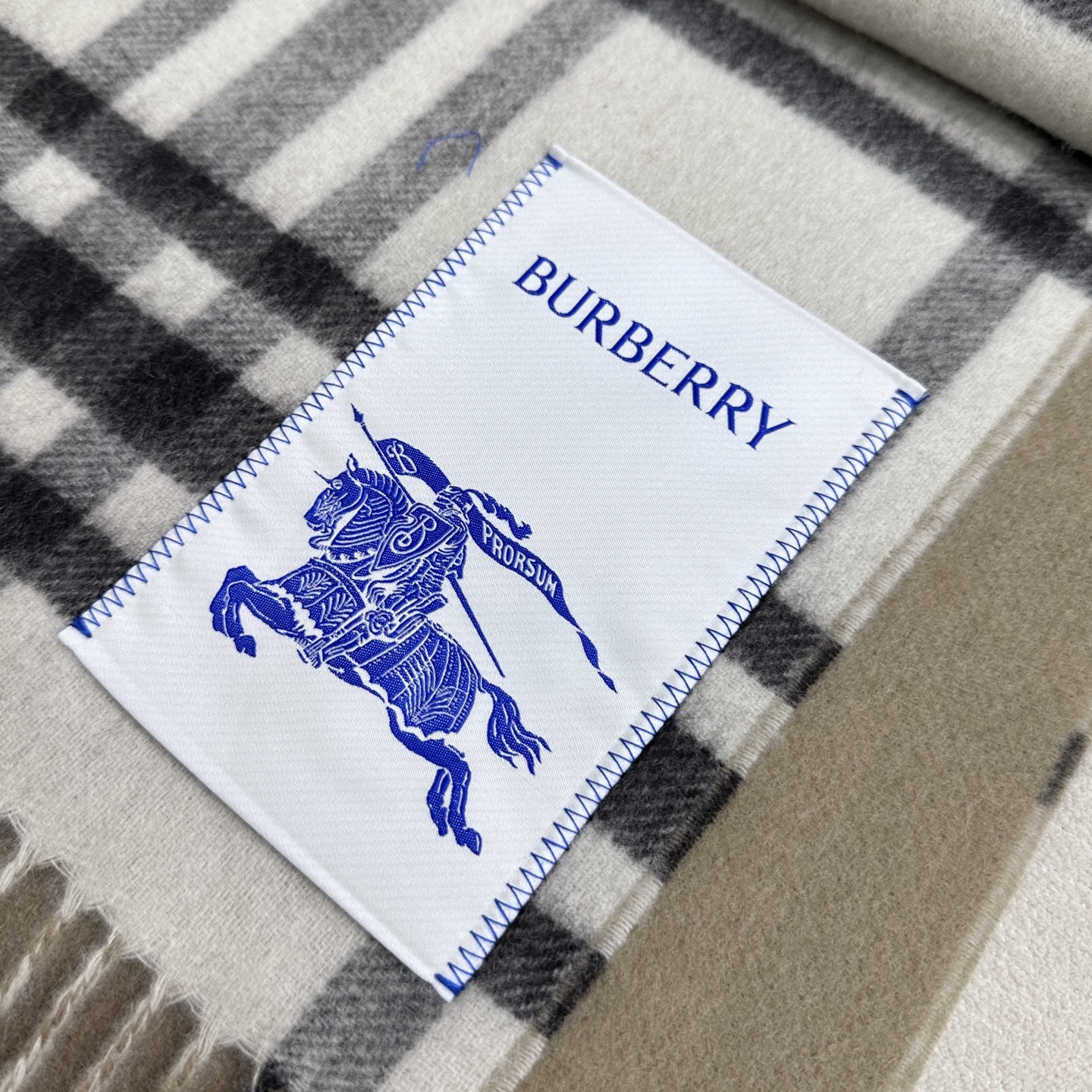 ❤️上新！易梦玲同款Bur新款双面两用格纹羊绒围巾，绝对是冬日里封神的一款，男女同款，配情侣款也是绝绝子