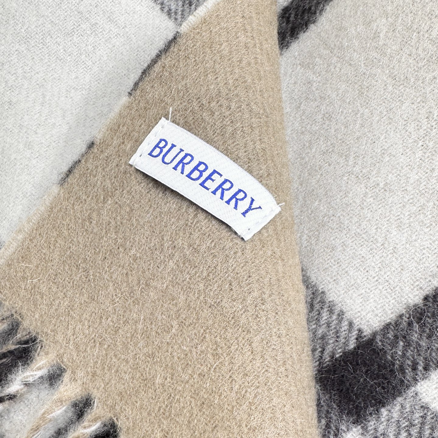 ❤️上新！易梦玲同款Bur新款双面两用格纹羊绒围巾，绝对是冬日里封神的一款，男女同款，配情侣款也是绝绝子