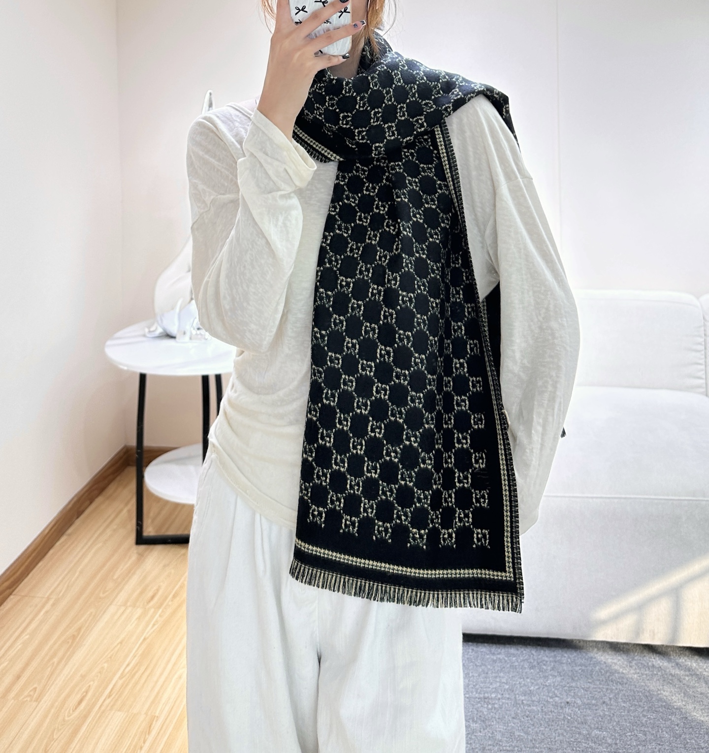 G家最新款风格小字母面料：羊毛，尺寸：47*180羊毛真丝围巾，装饰超大造型设计GG图案。于1970年代