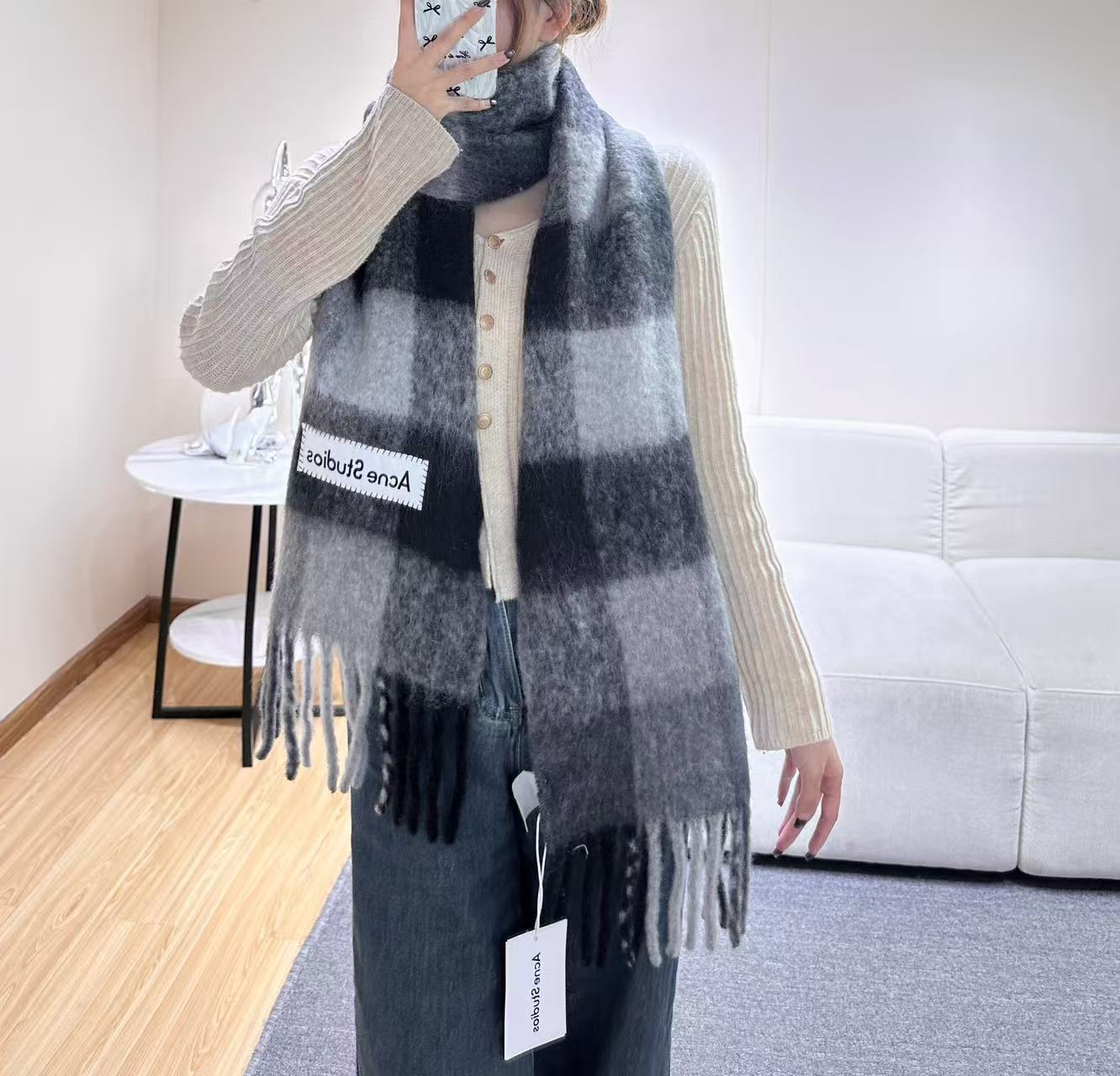 NO:714691,The hottest products of 2025 are arriving!  Original factory original order, ACNE's new alpaca and mohair rainbow scarf, the warm colors of Stockholm!  I fell in love at first sight, super good-looking!  Dream color matching, instant sale of all versions on the market, real original items, Acne scarves always surprise people, the classic 'Valley' large profile version was born in Italy, blended with Nordic warm color splicing, super versatile, immersed in various color cards, you can bury your head in a big scarf in winter, super warm!  The wrapping degree is high and the face looks small!  The wool-containing mohair fabric is quite wide and comfortable, and the thick tassels are as cute as shrimp crackers!  The hand-wrapped oversized logo is particularly exquisite and surprising!  Specifications, 28*250cm, composition 33 alpaca 25 wool 22 nylon 20 mohair high version scarf, high version scarf,acne studios198609092025年爆款到货！原厂原单,ACNE新款羊驼毛马海毛彩虹围巾,斯德哥尔摩的温暖色彩！第一眼便爱上,超高颜值！梦幻配色,秒杀市面上所有版本,真正的原单货,Acne的围巾总是让人惊喜, 经典“Valley” 大廓形版本诞生于意大利,融入北欧暖色系拼接,超级百搭,沉浸在各种色彩的色卡里,冬天里可以把头埋在大大的围巾里,超级暖活！包裹度高,显得脸小！含羊毛的马海毛,面料挺阔舒适,厚厚的流苏象虾条一样可爱！手工包针的超大Logo格外精致和惊喜！规格,28*250cm,成分33羊驼毛25羊毛22尼龙20马海毛高版本围巾,高版本围巾,acne studios,scarf