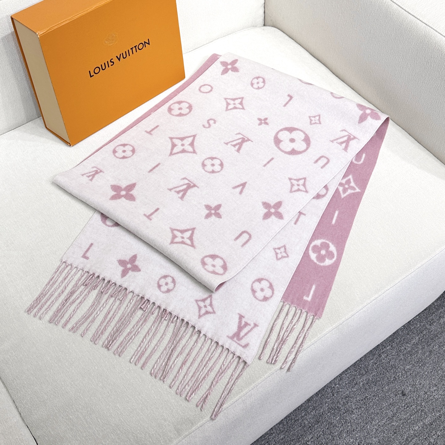 Reykjavik 2.0 围巾为柔软山羊绒标注 Monogram 花卉和 LV 字母，其间点缀品牌名称