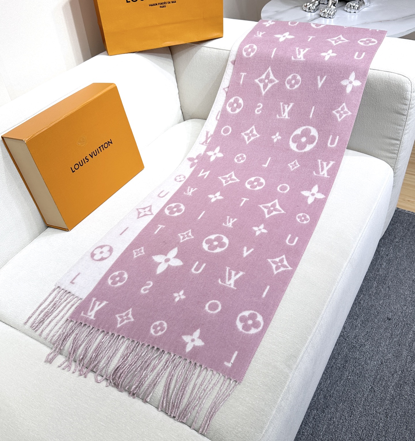 Reykjavik 2.0 围巾为柔软山羊绒标注 Monogram 花卉和 LV 字母，其间点缀品牌名称