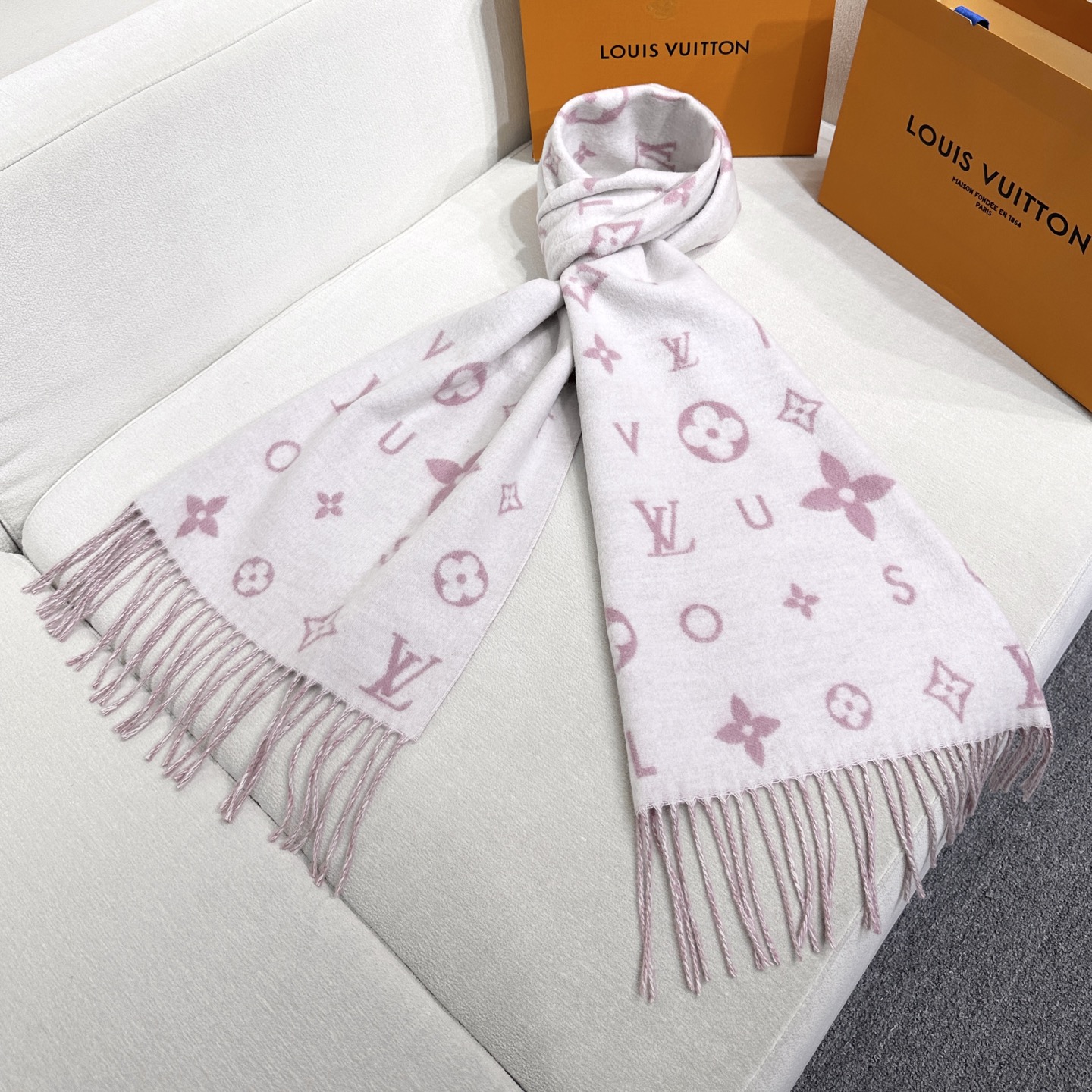 Reykjavik 2.0 围巾为柔软山羊绒标注 Monogram 花卉和 LV 字母，其间点缀品牌名称