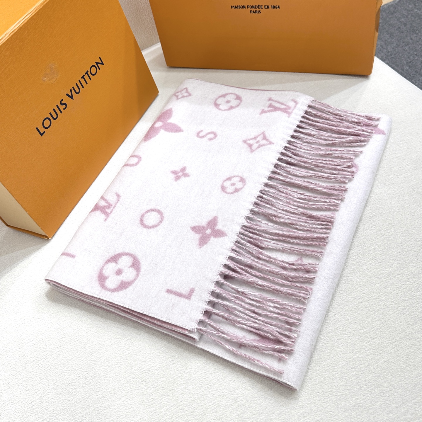 Reykjavik 2.0 围巾为柔软山羊绒标注 Monogram 花卉和 LV 字母，其间点缀品牌名称