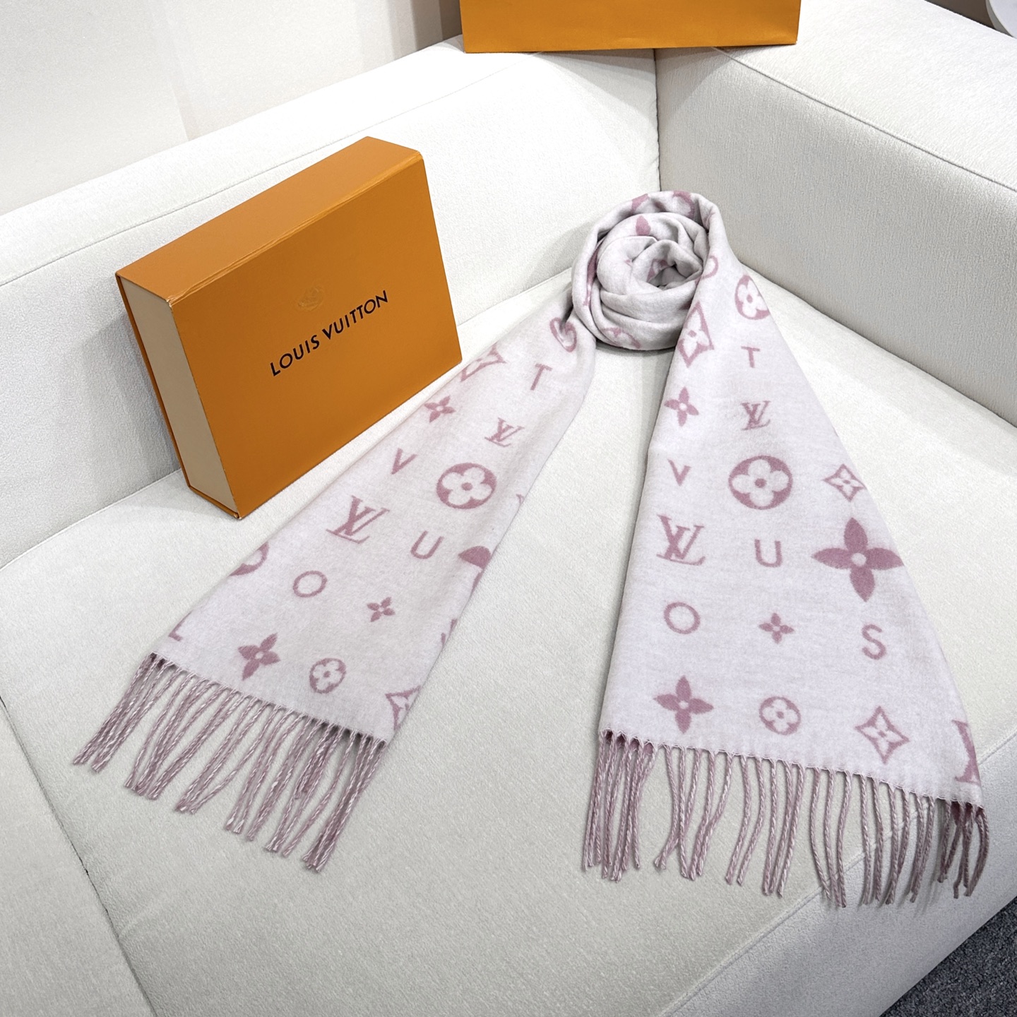 Reykjavik 2.0 围巾为柔软山羊绒标注 Monogram 花卉和 LV 字母，其间点缀品牌名称