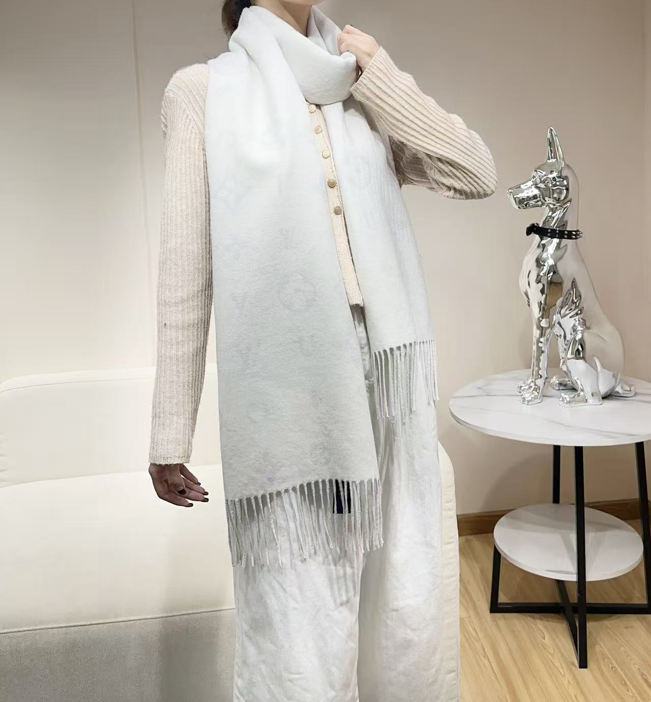 Reykjavik 2.0 围巾为柔软山羊绒标注 Monogram 花卉和 LV 字母，其间点缀品牌名称