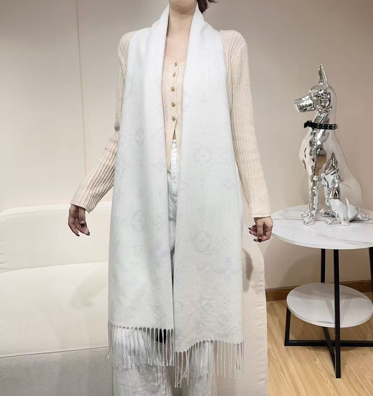 Reykjavik 2.0 围巾为柔软山羊绒标注 Monogram 花卉和 LV 字母，其间点缀品牌名称