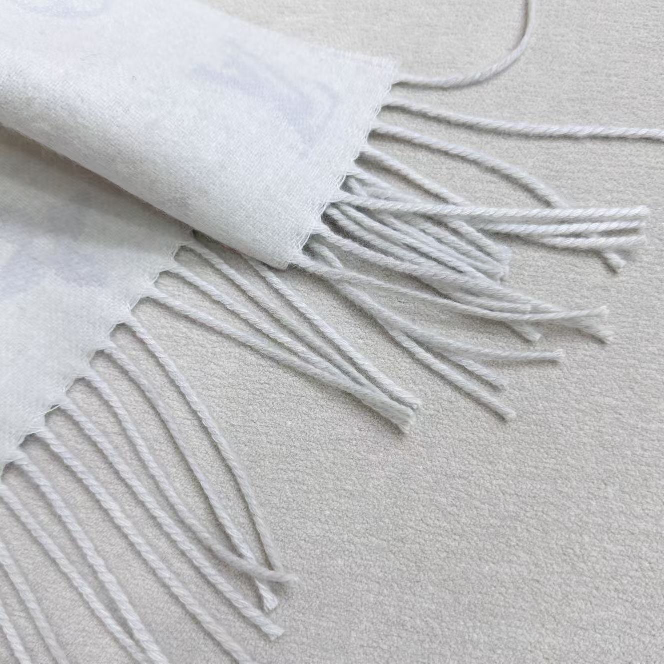 Reykjavik 2.0 围巾为柔软山羊绒标注 Monogram 花卉和 LV 字母，其间点缀品牌名称