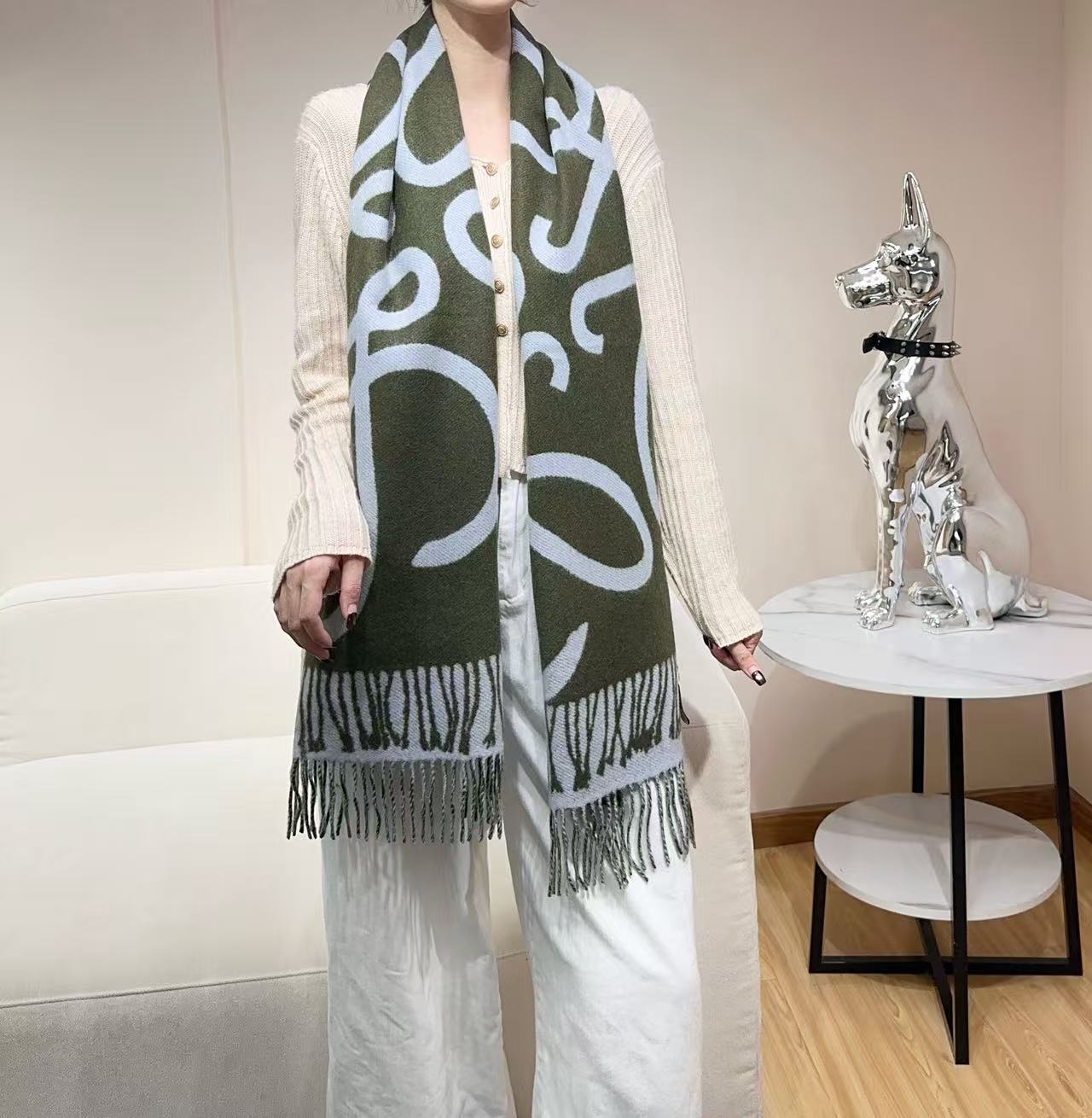 NO:727982,New! Loewe's new product Loewe is very lucky to get something from this brand. It is really rare. We rarely place orders in China and the styles are really poor. As a top luxury brand in Spain, Loewe adheres to tradition, craftsmanship and enthusiasm, and exudes a unique Spanish aristocratic atmosphere! This model is customized for the windows of the Barcelona counter! The overall composition of the scarf is their brand’s most classic LOGO style design, high version scarf, high version scarf, loewe, loewe19860909上新！Loewe新品罗意威很幸運拿到這個品牌的東西,真的不多見,很少在國內做訂單,款式真的少的可怜羅意威作為西班牙的頂尖奢侈品牌,秉承傳統,技藝,熱誠,散髮獨特的西班牙貴族氣息！本款為巴塞羅納專櫃的櫥窗定制款！围巾整体构图为他们品牌最经典的LOGO风格设计高版本围巾,高版本围巾,loewe,loewe,scarf