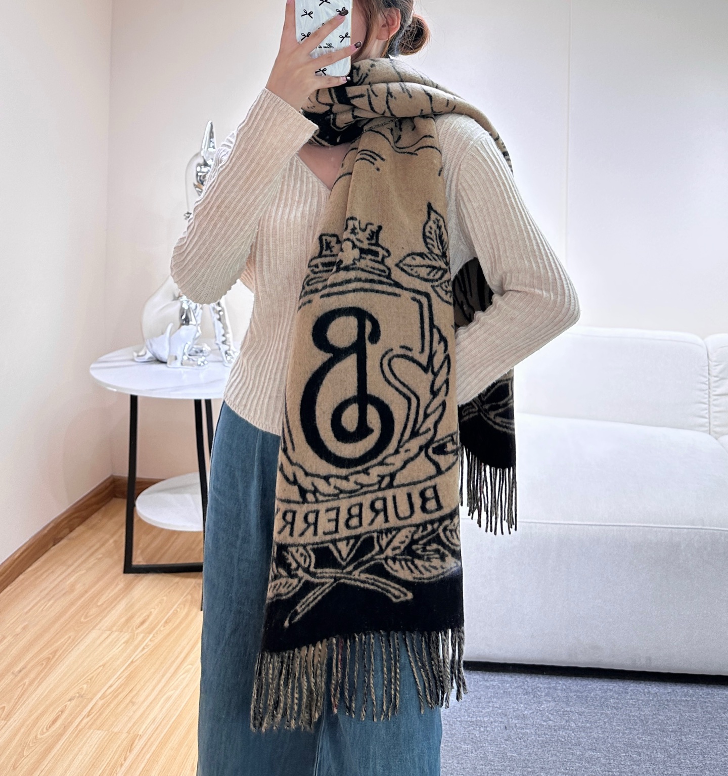 高版本🉐️195   价优版本🉐️165   Bur战马骑士双面披肩，各种好看，被誉为Burberry今年最美的款，最经典的提花战马徽标➕最美的经典焦糖配色披肩，精制围巾，选用提花精纺羊绒面料制成，装饰品牌大号格纹和马术骑士设计。将品牌徽标融入橡树叶和橡果背景中，彰显博柏利风范。
规格不含两边流苏210 cmx50cm，
含流苏尺寸，210cmx50cm（不含流苏）⚠️450克重
100%羊绒长方形
两端流苏