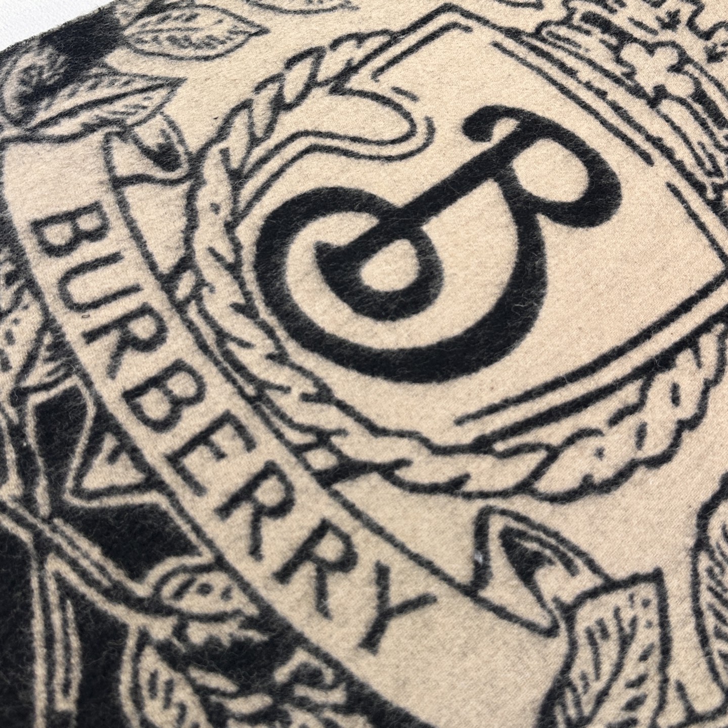 价优版本   Bur战马骑士双面披肩，各种好看，被誉为Burberry今年最美的款，最经典的提花战马徽标