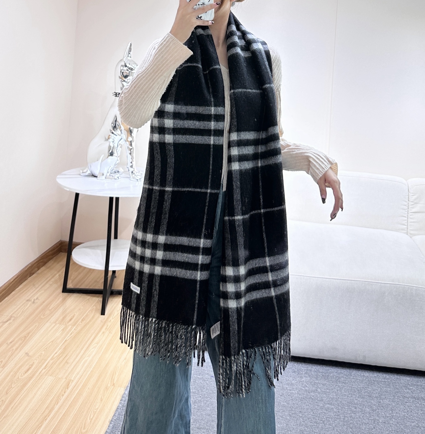 高版本🉐️195   价优版本🉐️165   Bur战马骑士双面披肩，各种好看，被誉为Burberry今年最美的款，最经典的提花战马徽标➕最美的经典焦糖配色披肩，精制围巾，选用提花精纺羊绒面料制成，装饰品牌大号格纹和马术骑士设计。将品牌徽标融入橡树叶和橡果背景中，彰显博柏利风范。
规格不含两边流苏210 cmx50cm，
含流苏尺寸，210cmx50cm（不含流苏）⚠️450克重
100%羊绒长方形
两端流苏