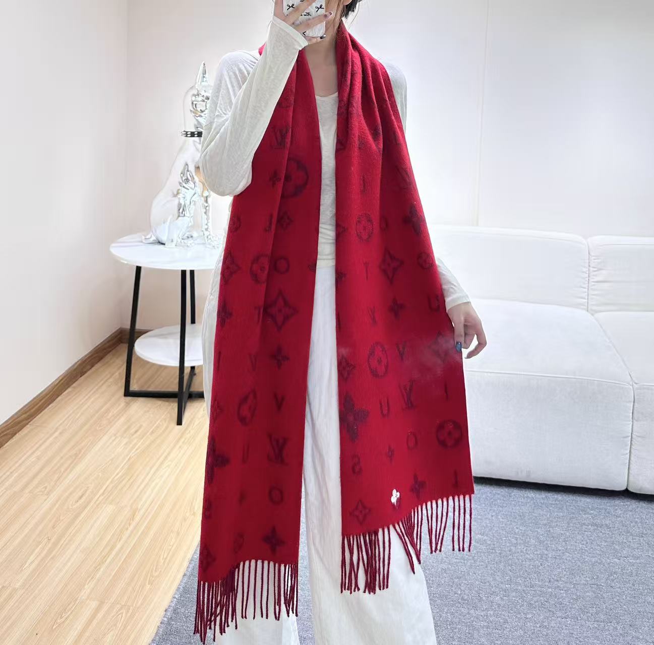 NO:729033,Louis Vuitton's classic scarf welcomes the New Year of the Horse with the Vivienne Reykjavik 2.0 version. The Monogram pattern is reinterpreted on rich cashmere fabric, embellished with a single letter of the brand name, renewing the classic with a modern style. The elongated design is suitable for wrapping around the neck and can also be used as a balaclava. 220 x 40 cm (excluding tassels), cashmere Monogram pattern tassel trim high version scarf, high version scarf, louis  vuitton,hats19860909路易威登经典围巾以Vivienne Reykjavik 2.0 版本迎接马年新春. Monogram 图案在丰盈山羊绒面料之上得以焕新演绎,其间点缀品牌名称的单一字母,以摩登风姿焕新经典.加长设计适宜环绕颈部,亦可用作巴拉克拉法帽. 220 x40厘米（不含流苏）, 山羊绒 Monogram 图案 流苏饰边高版本围巾,高版本围巾,louis vuitton,hats,scarf