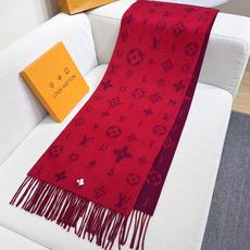 路易威登经典围巾以Vivienne Reykjavik 2.0 版本迎接马年新春。 Monogram 图案在丰盈山羊绒面 路易威登经典围巾以Vivienne Reykjavik 2.0 版本迎接马年新春。 Monogram 图案在丰盈山羊绒面