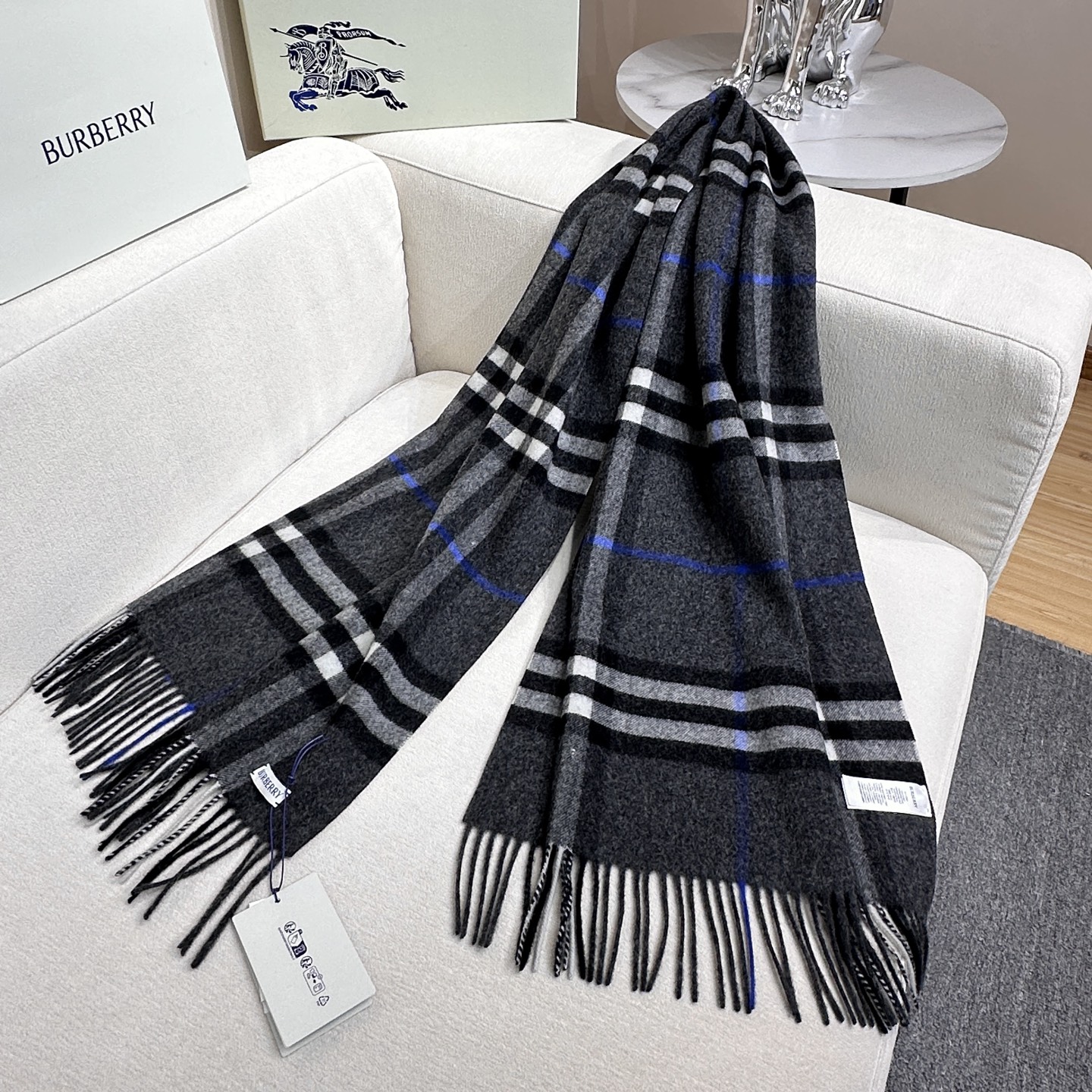 Burberry 巴宝莉宽版经典格纹羊绒围巾🧣张婧仪同款！太多人在等，抢到靠运气！100%羊绒，特别柔软