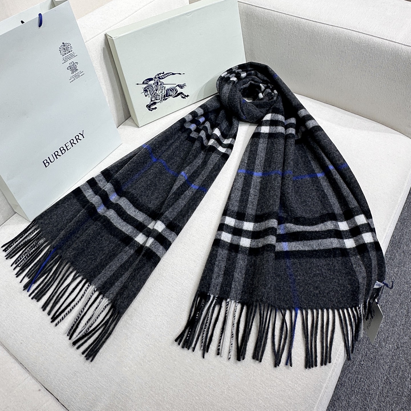 Burberry 巴宝莉宽版经典格纹羊绒围巾🧣张婧仪同款！太多人在等，抢到靠运气！100%羊绒，特别柔软