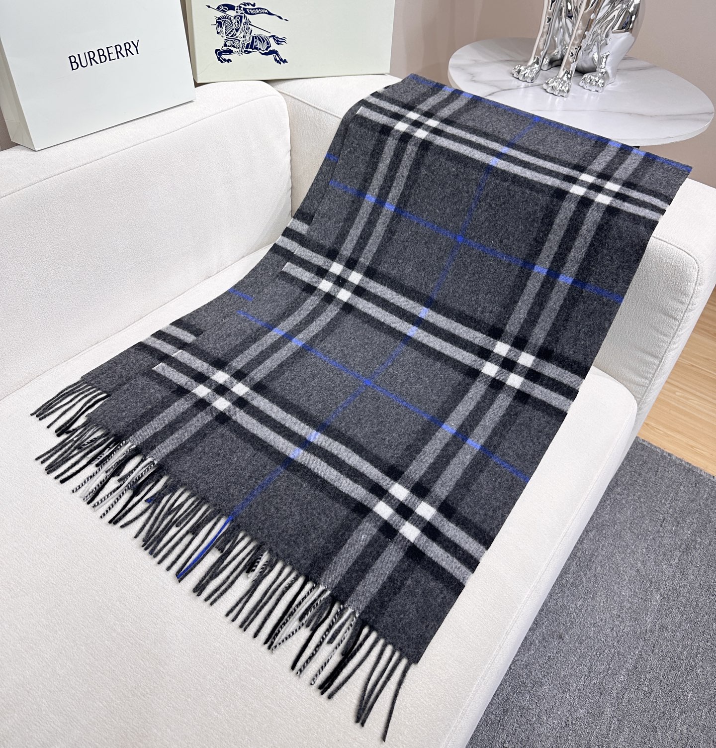 Burberry 巴宝莉宽版经典格纹羊绒围巾🧣张婧仪同款！太多人在等，抢到靠运气！100%羊绒，特别柔软