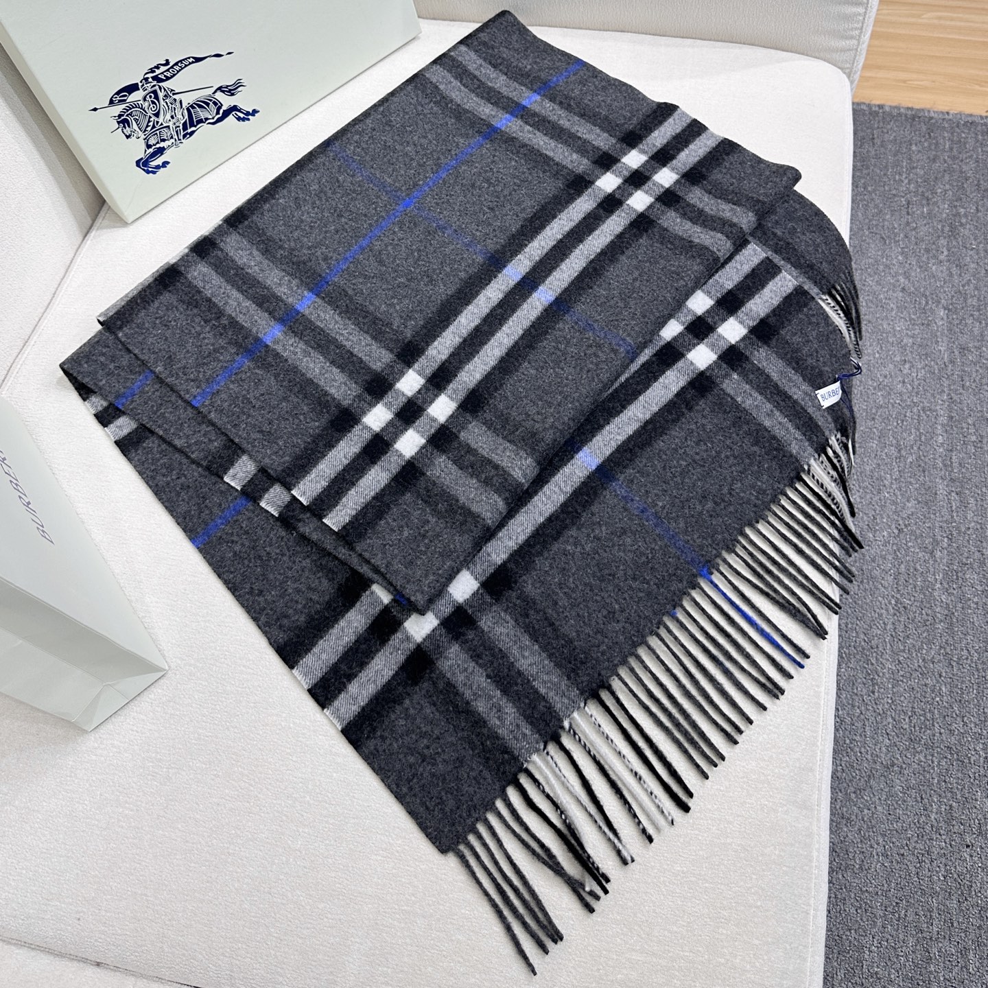 Burberry 巴宝莉宽版经典格纹羊绒围巾🧣张婧仪同款！太多人在等，抢到靠运气！100%羊绒，特别柔软