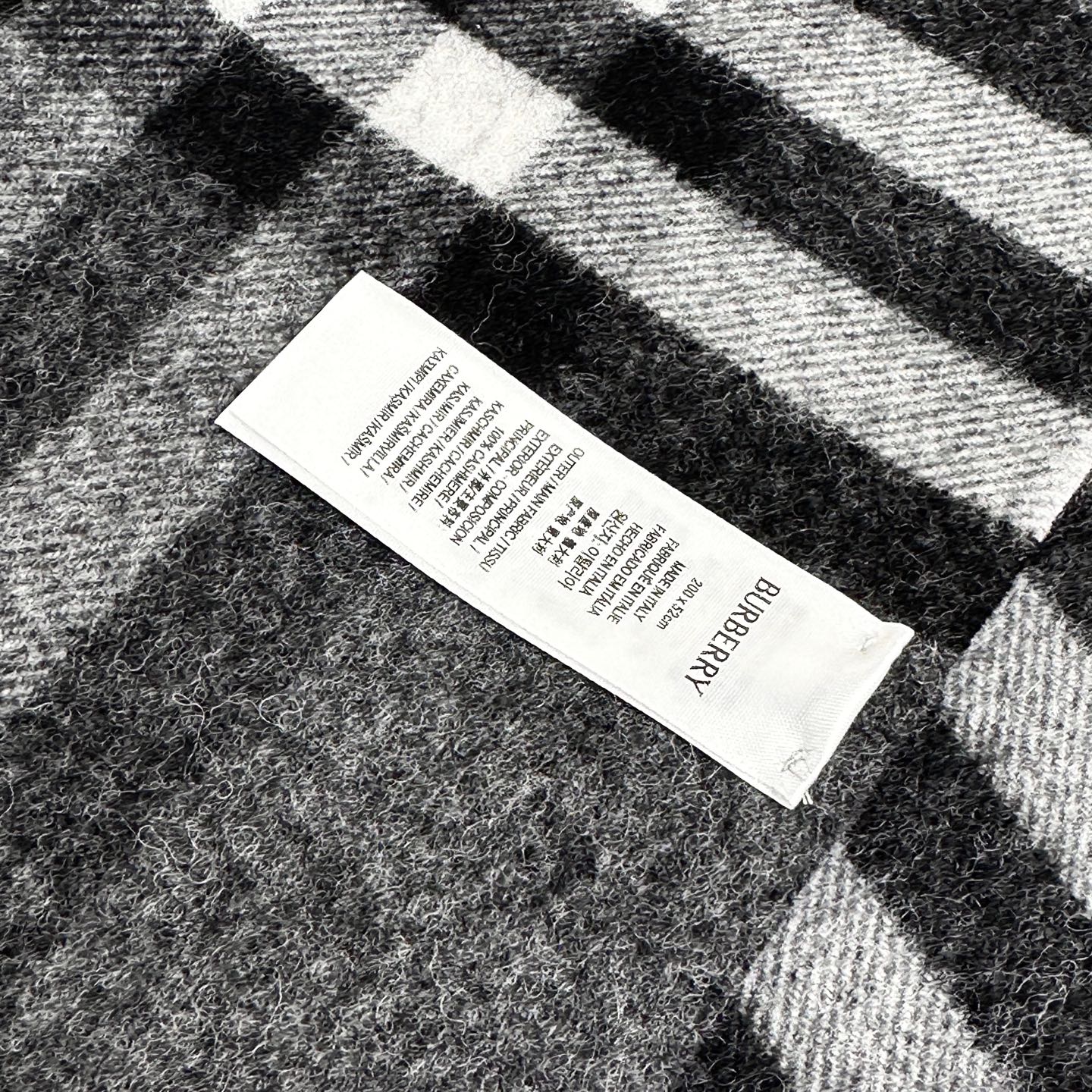 Burberry 巴宝莉宽版经典格纹羊绒围巾🧣张婧仪同款！太多人在等，抢到靠运气！100%羊绒，特别柔软