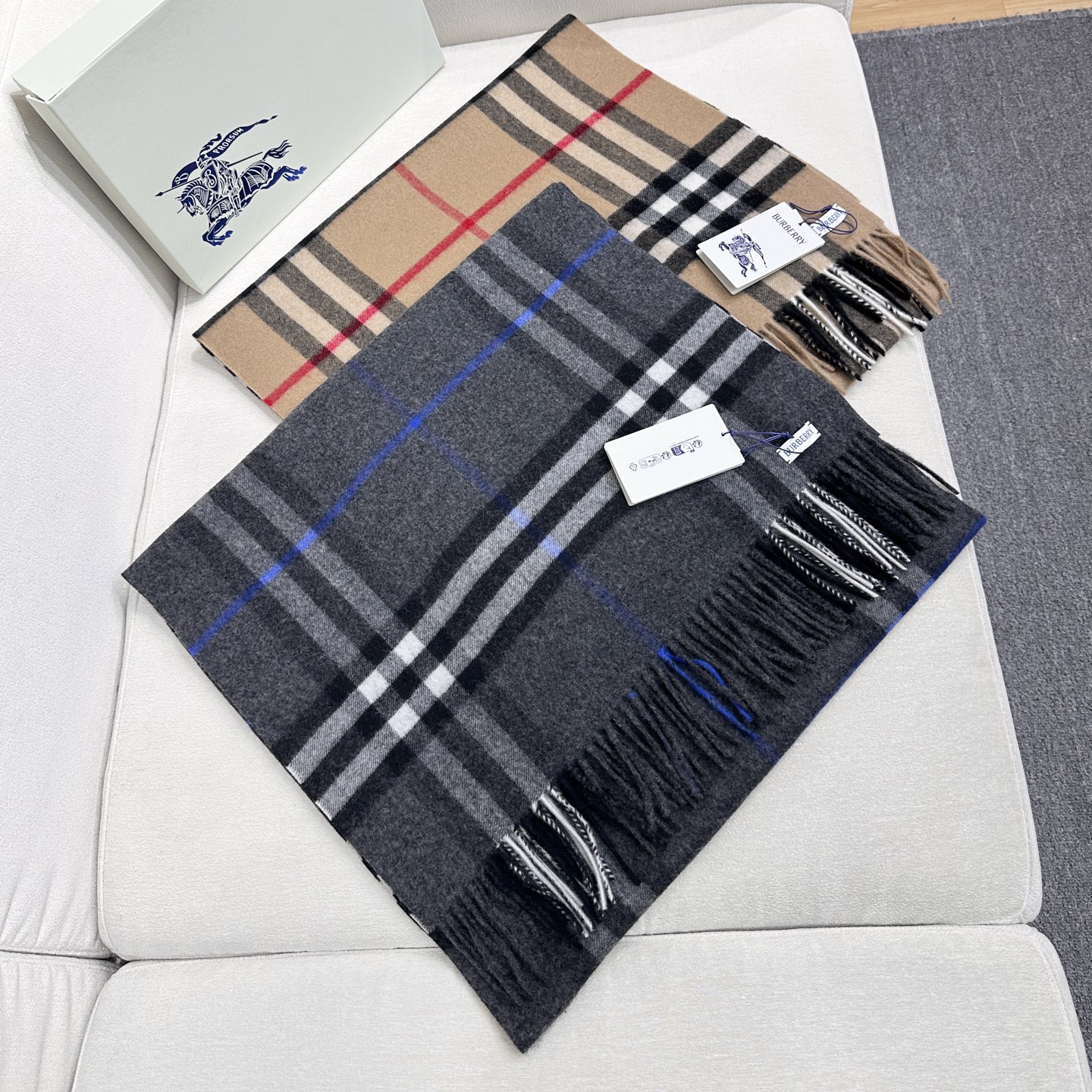 Burberry 巴宝莉宽版经典格纹羊绒围巾🧣张婧仪同款！太多人在等，抢到靠运气！100%羊绒，特别柔软