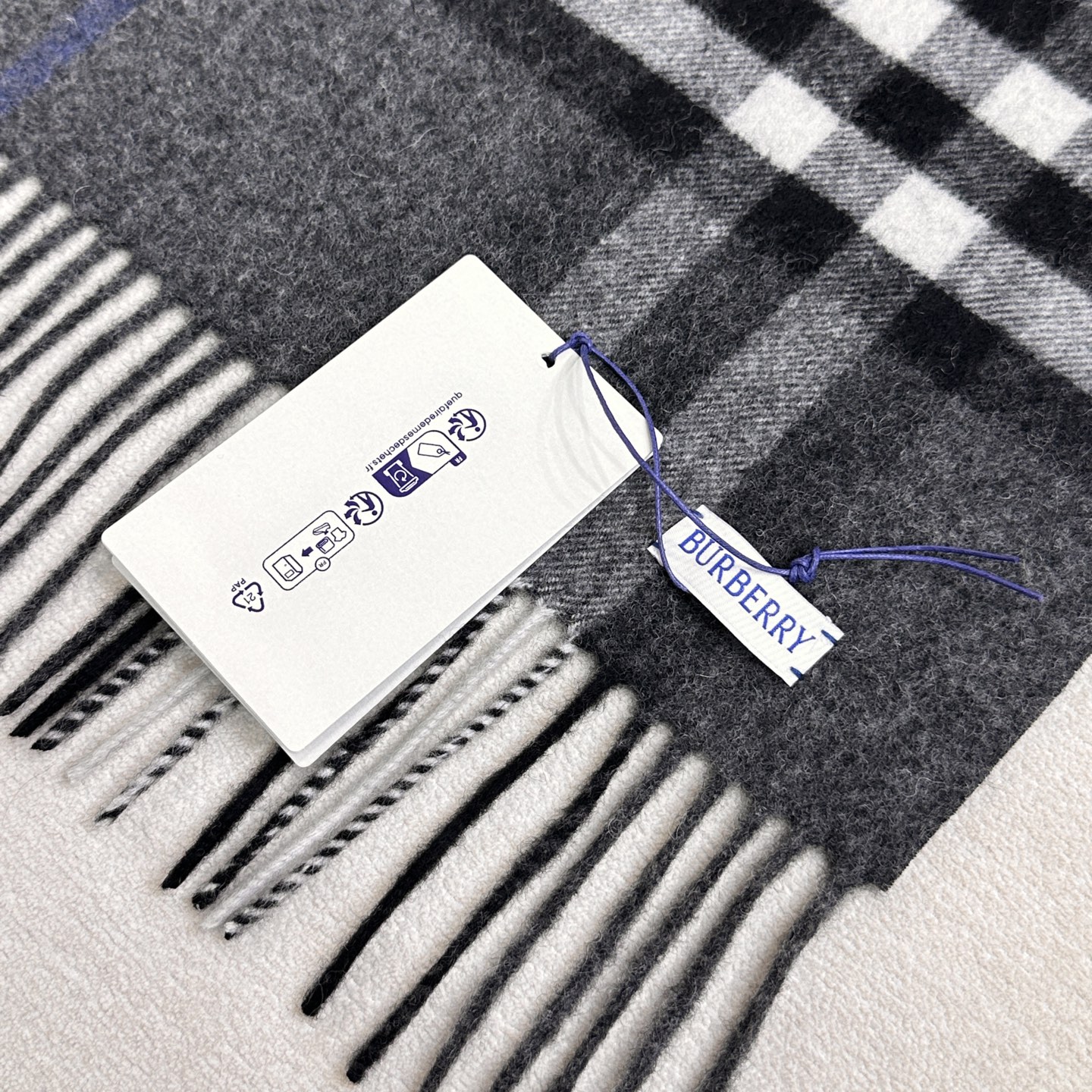 Burberry 巴宝莉宽版经典格纹羊绒围巾🧣张婧仪同款！太多人在等，抢到靠运气！100%羊绒，特别柔软