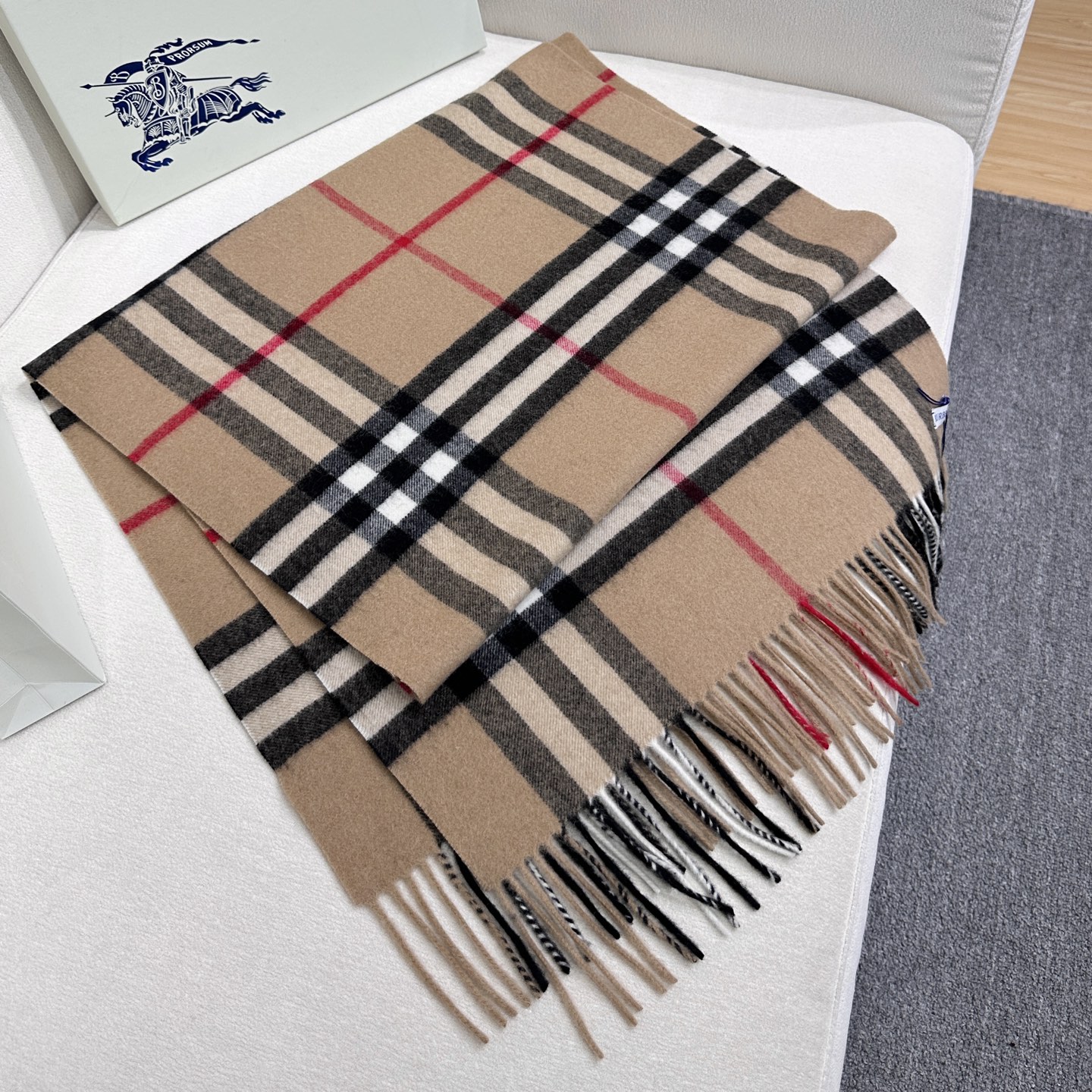 Burberry 巴宝莉宽版经典格纹羊绒围巾🧣张婧仪同款！太多人在等，抢到靠运气！100%羊绒，特别柔软